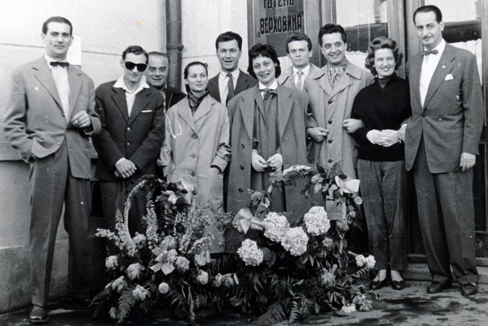 1958, Virány László, virágcsokor, cirill írás, csoportkép, ünneplő ruha, Fortepan #232441