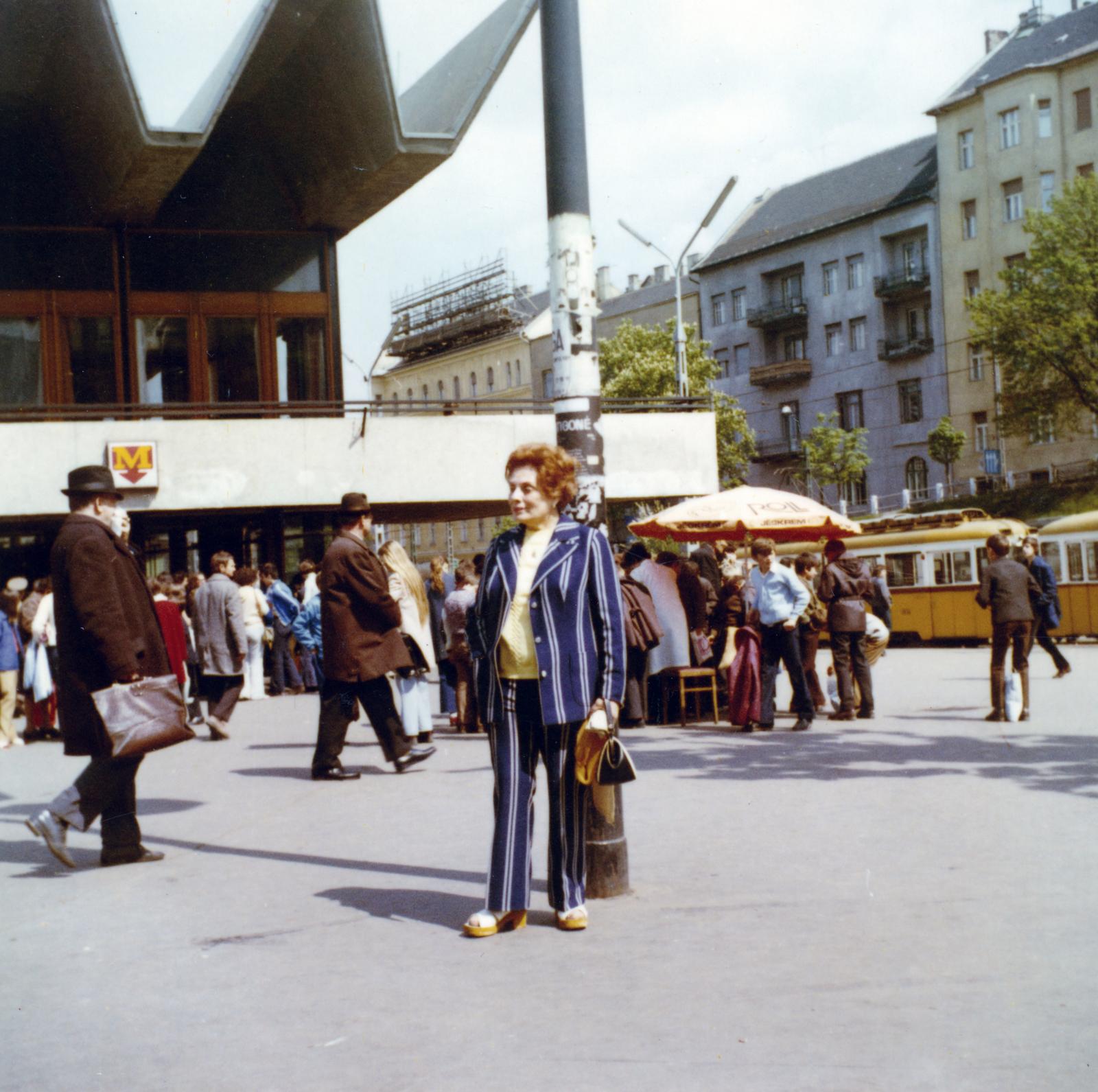 Hungary, Budapest II.,Budapest I., Széll Kálmán (Moszkva) tér, háttérben a Vérmező út házsora., 1974, Virány László, Budapest, Fortepan #232459