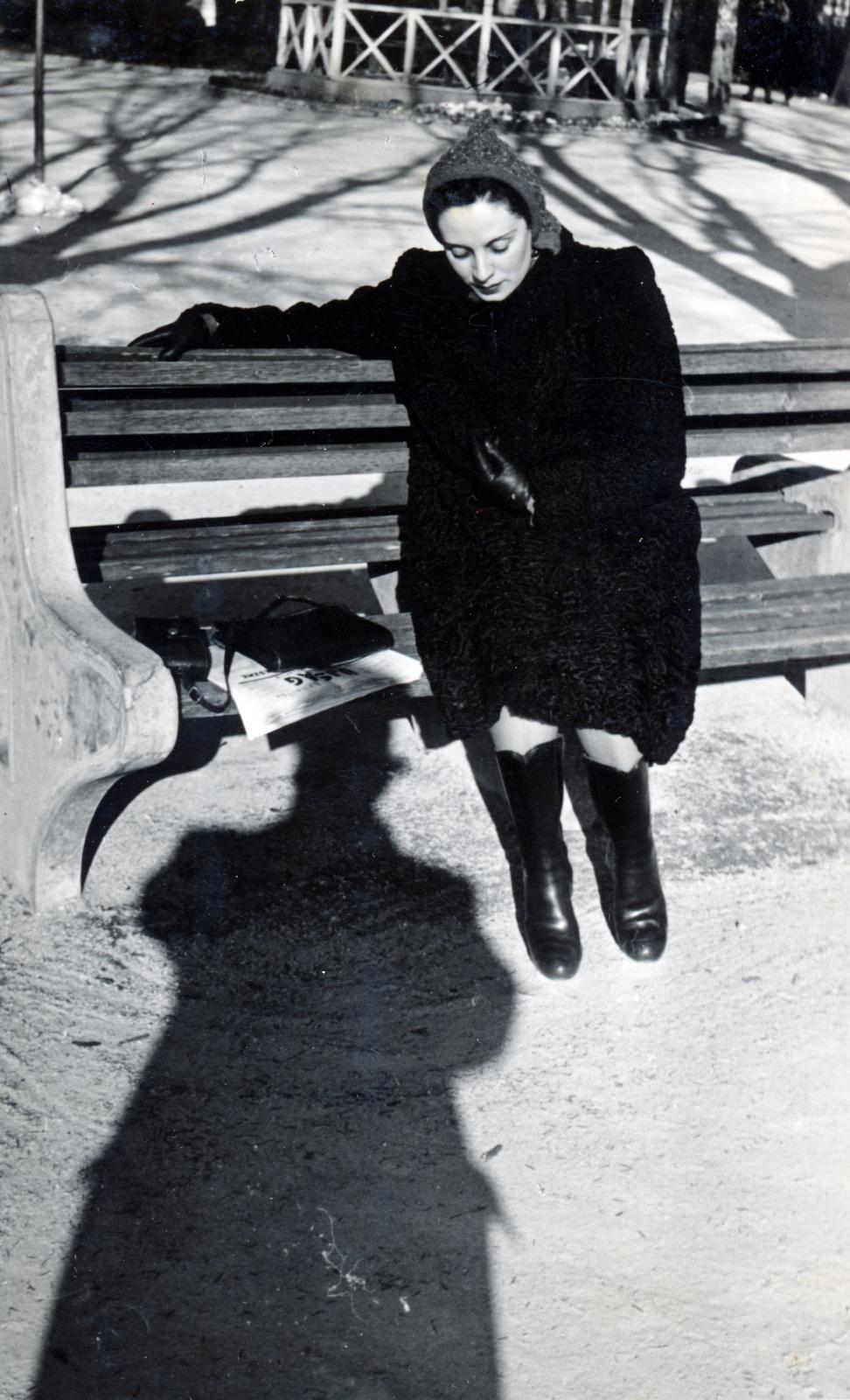 1939, Virány László, bench, photography, shadow, daydreaming, newspaper, Fortepan #232502