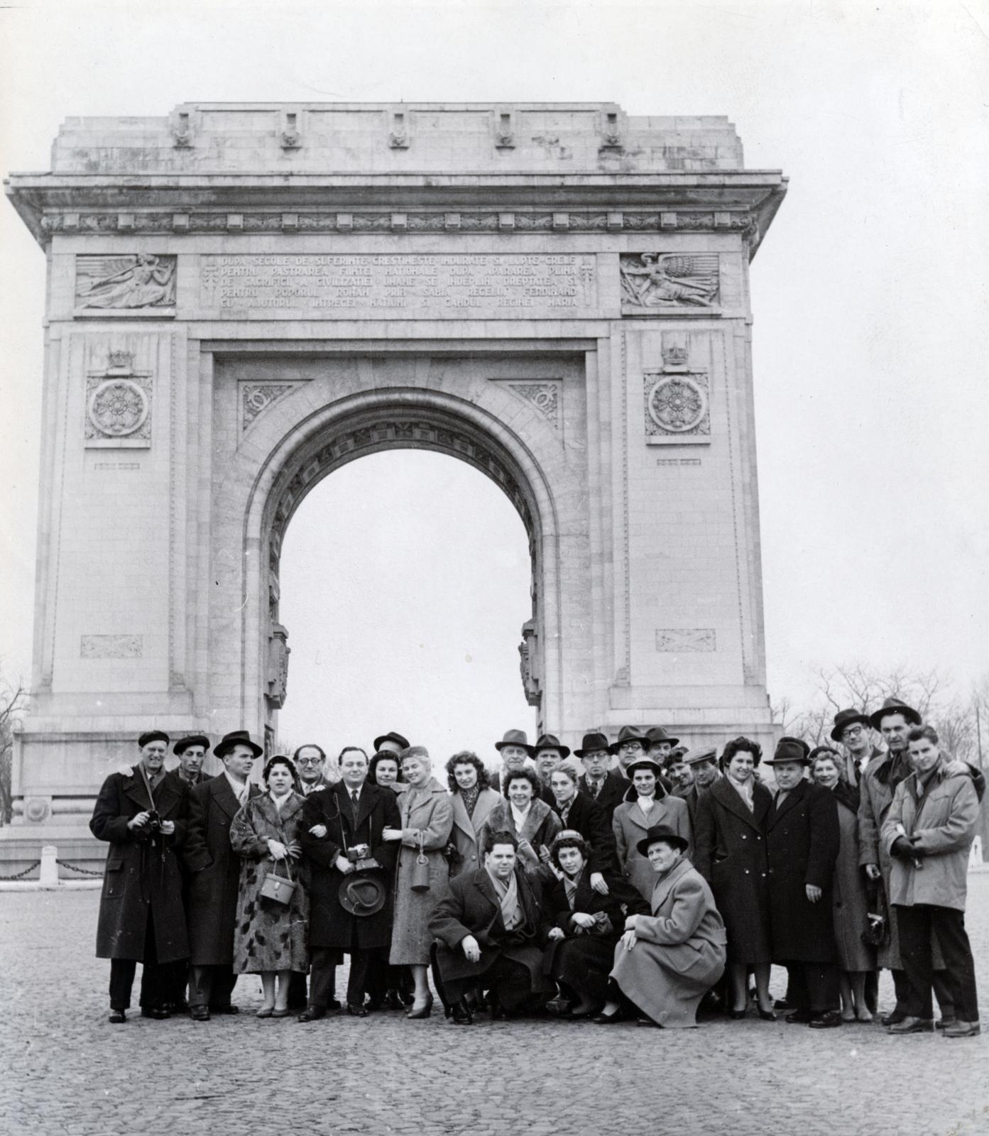 Románia, Bukarest, a felvétel a Diadalív (Arcul de Triumf) előtt, a Şoseaua Pavel D. Kiseleff felől készült., 1959, Virány László, Fortepan #232518