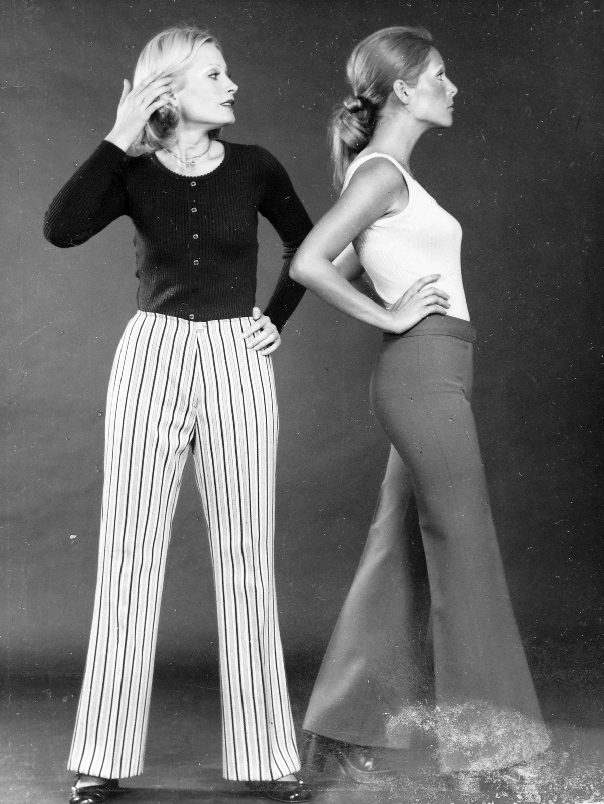 Hungary, Bakos Ilona és Pataki Ági manökenek., 1972, Fortepan, fashion, face profile, fashion photography, flared trousers, posture, striped dress, Fortepan #23253