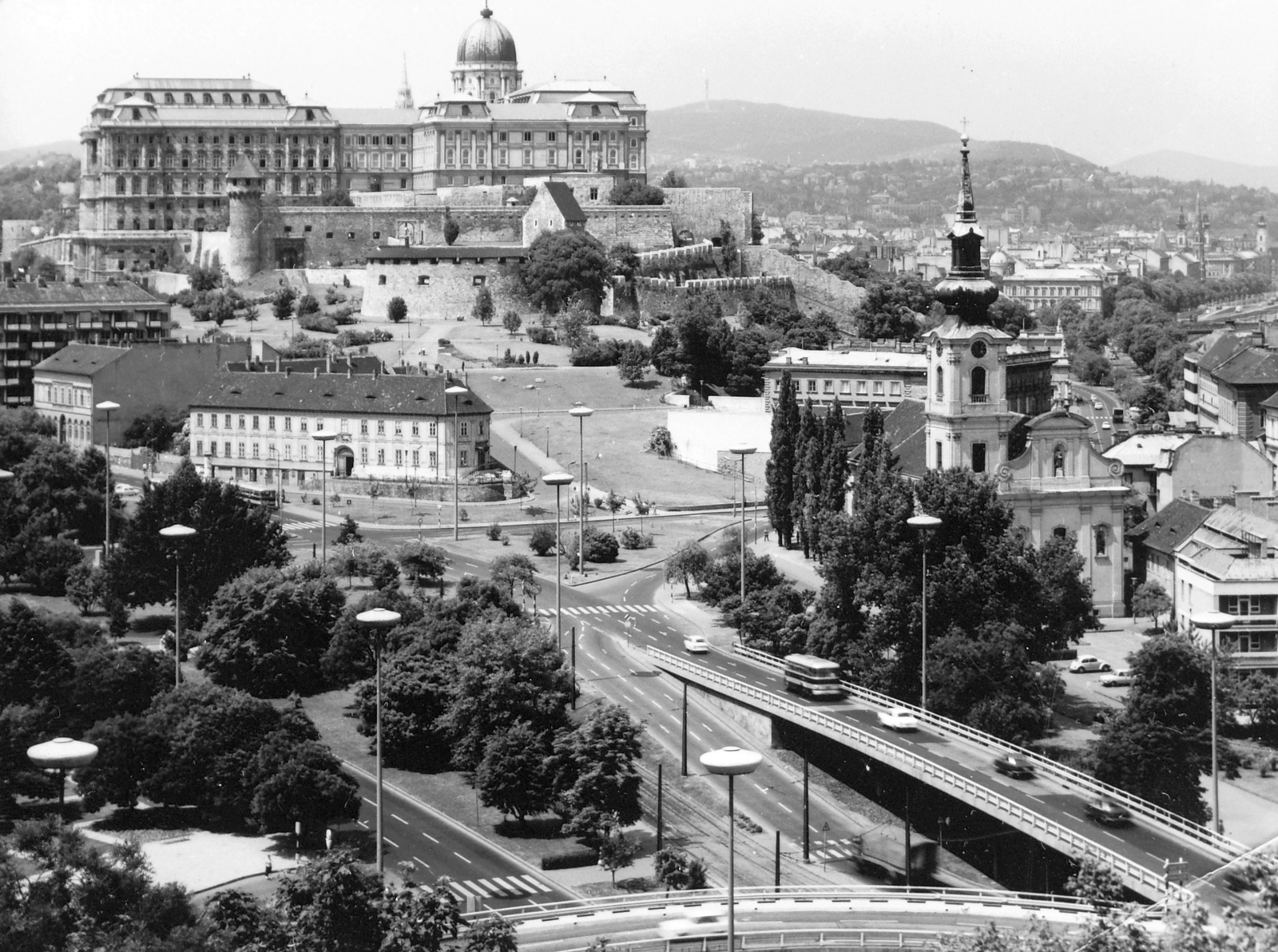 Magyarország, Budapest I., látkép a budai Várral a Gellérthegyről., 1969, Fortepan, épített örökség, templom, forgalom, autóbusz, városkép, látkép, lámpaoszlop, Budapest, Fortepan #23258