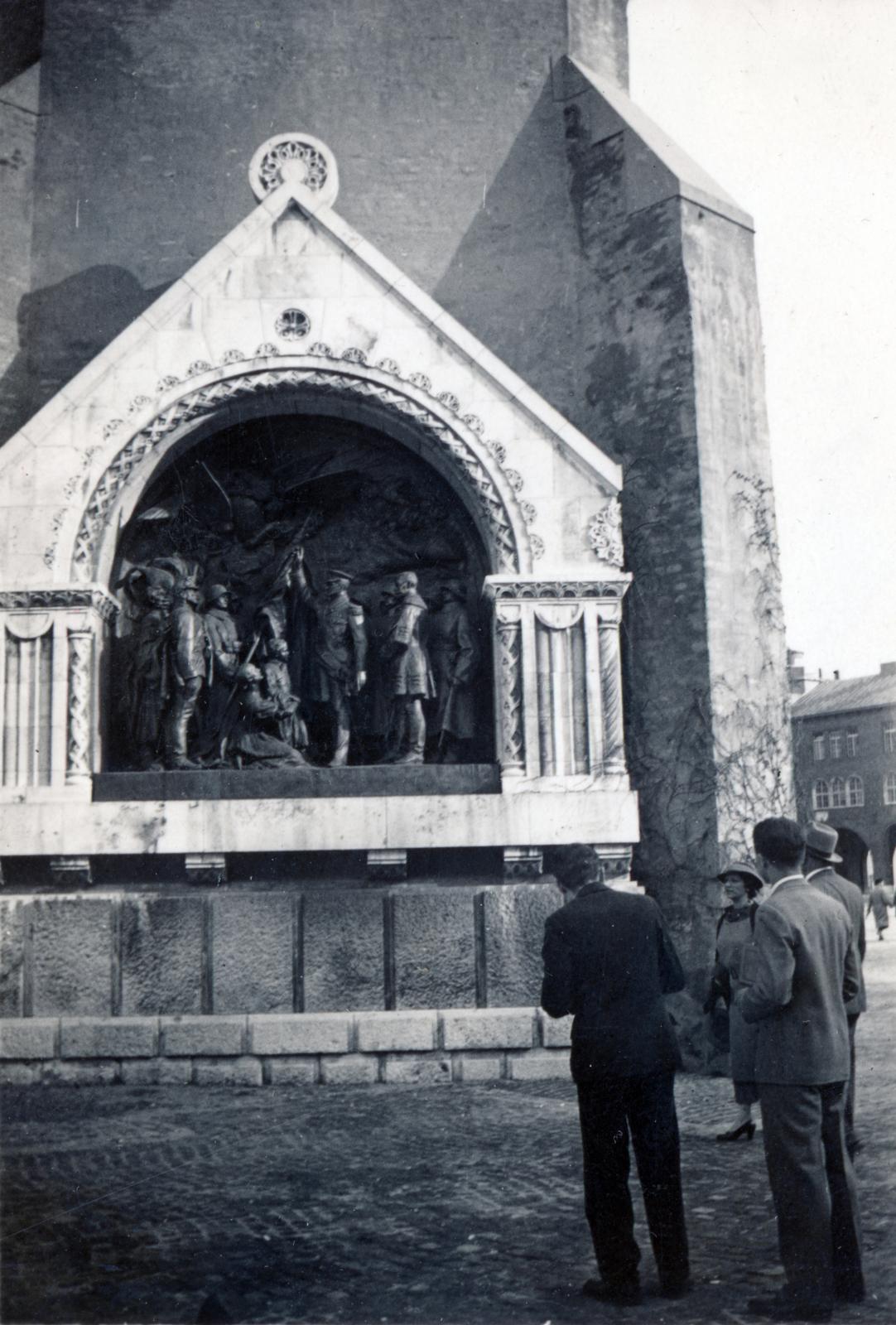 Magyarország, Szeged, Dóm tér, Dömötör torony, A Nemzeti Megújhodás Emlékműve (Zala György,1930.)., 1971, Gara Andor, Fortepan #232586