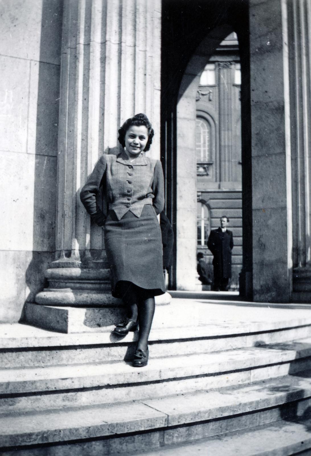 Hungary, Budapest V., Március 15. tér, a felvétel Erzsébet királyné emlékművének csarnoka előtt készült. Takarásban a piarista rendház részlete látható., 1936, Gara család, Budapest, lady, leaning, hands behind the back, Fortepan #232587