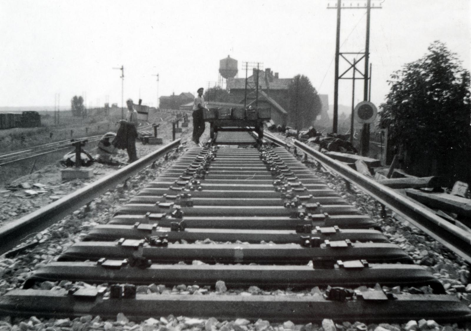 Hungary, Dombóvár, Újdombóvár (ekkor önálló, ma a város része), vágányfektetés. A felvétel a vasútállomás közelében készült, háttérben a fűtőház., 1940, Baksa, Fortepan #232654