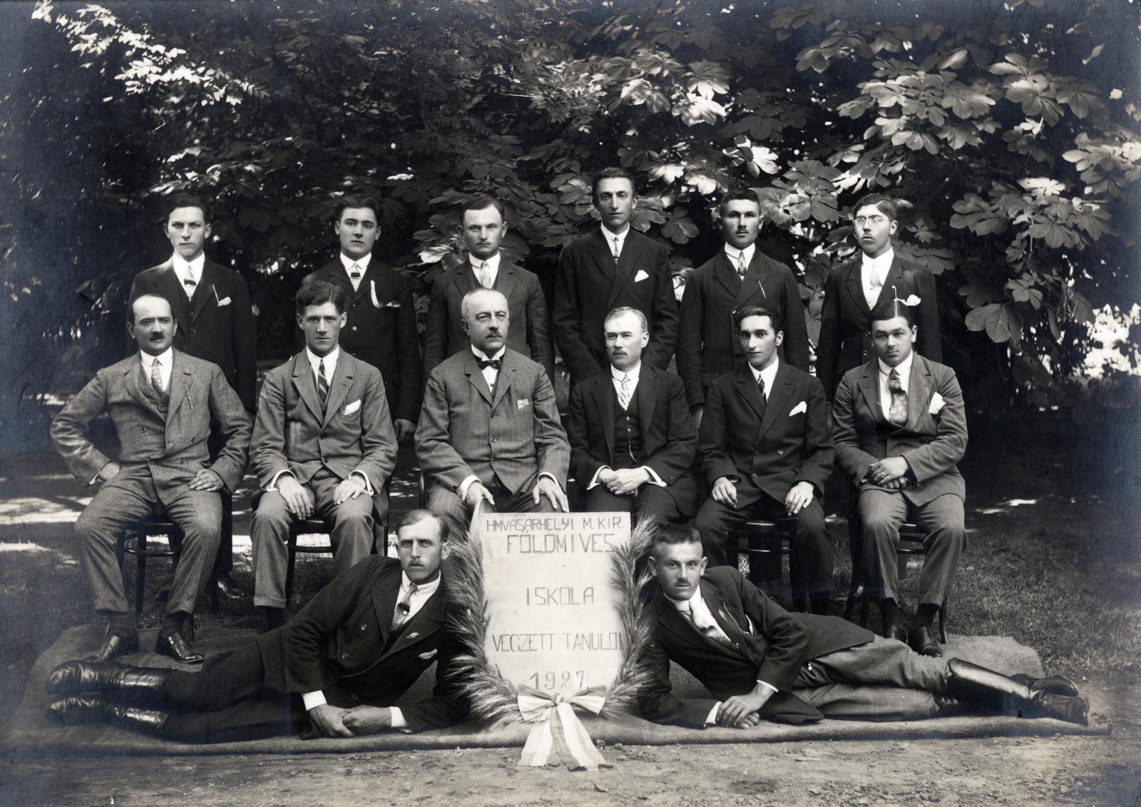 Románia,Erdély, Marosvásárhely, a Magyar Királyi Földmíves Iskola végzett tanulóinak csoportképe., 1927, Kozmáné Károly Marianna, osztálykép, Fortepan #232663