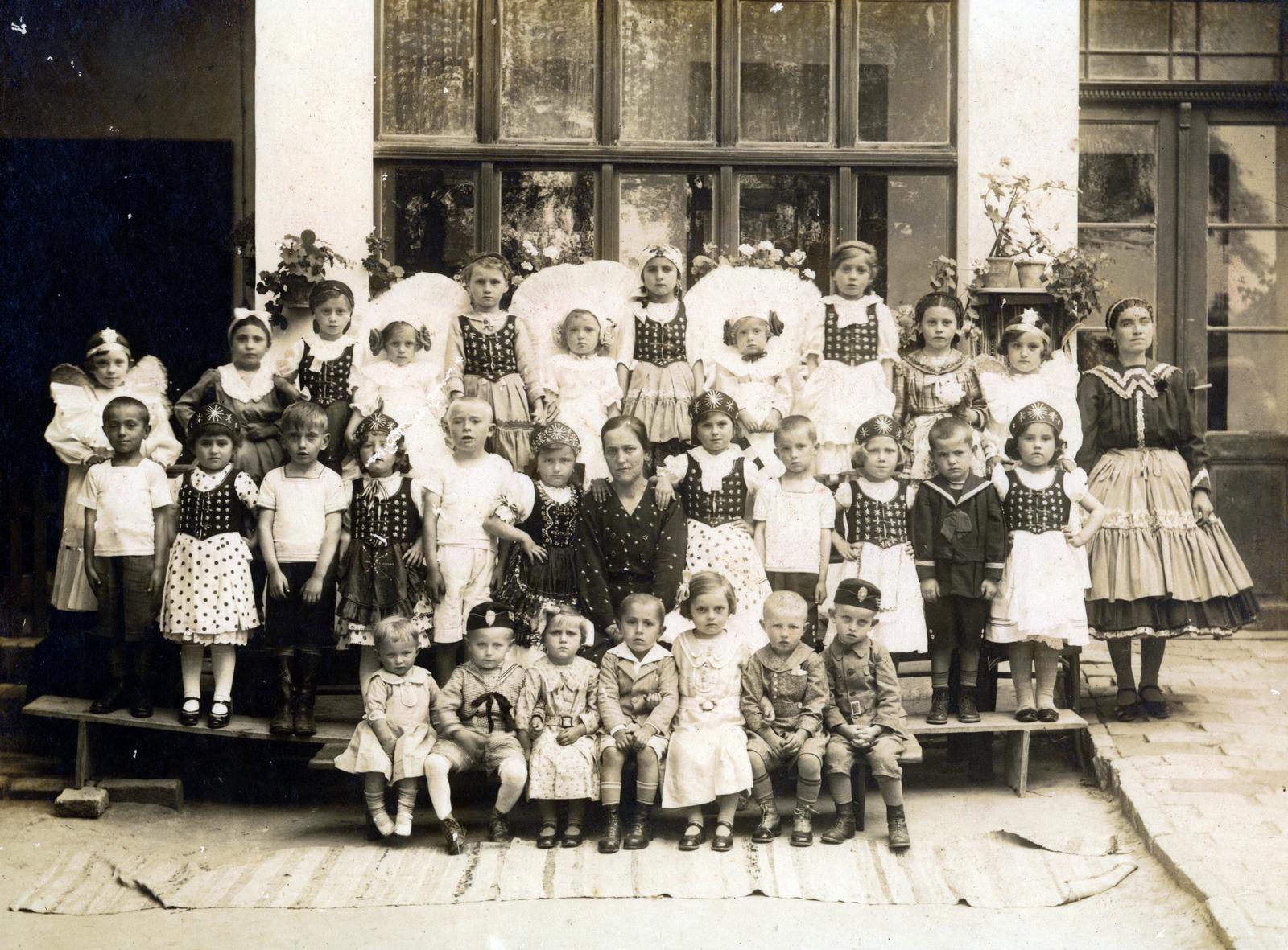 1933, Kozmáné Károly Marianna, tableau, nursery, folk costume, kids, Fortepan #232664