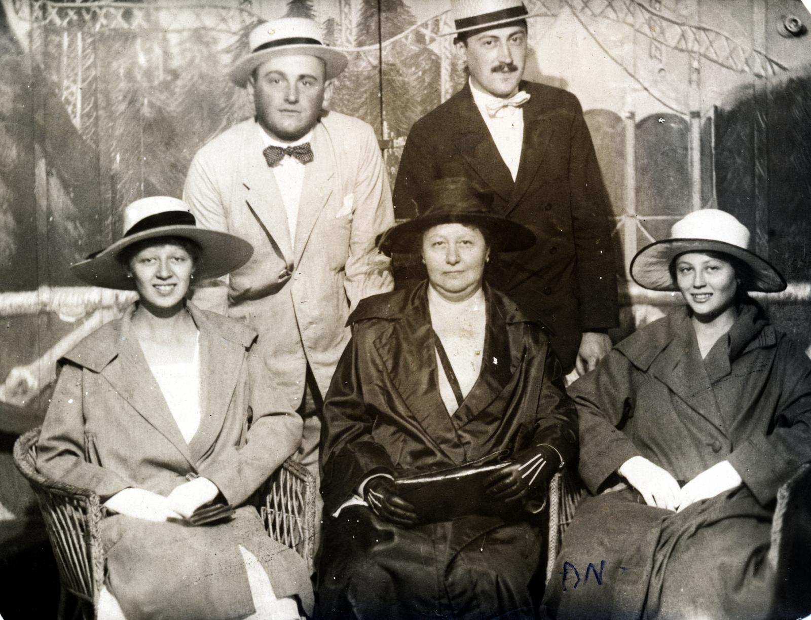 1922, Aczél Frigyes, men, women, tableau, hat, Fortepan #232697