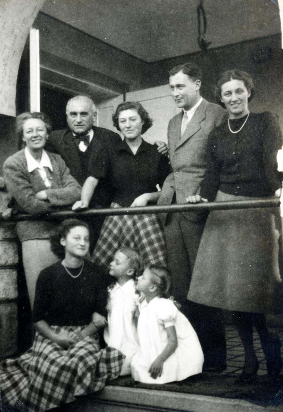 1939, Aczél Frigyes, family, checked dress, arms crossed over the chest, Fortepan #232707