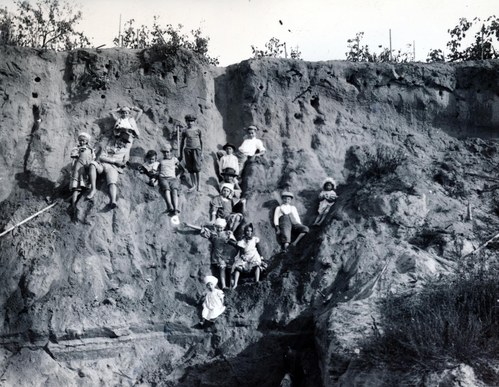 1915, Aczél Frigyes, loess wall, kids, Fortepan #232719