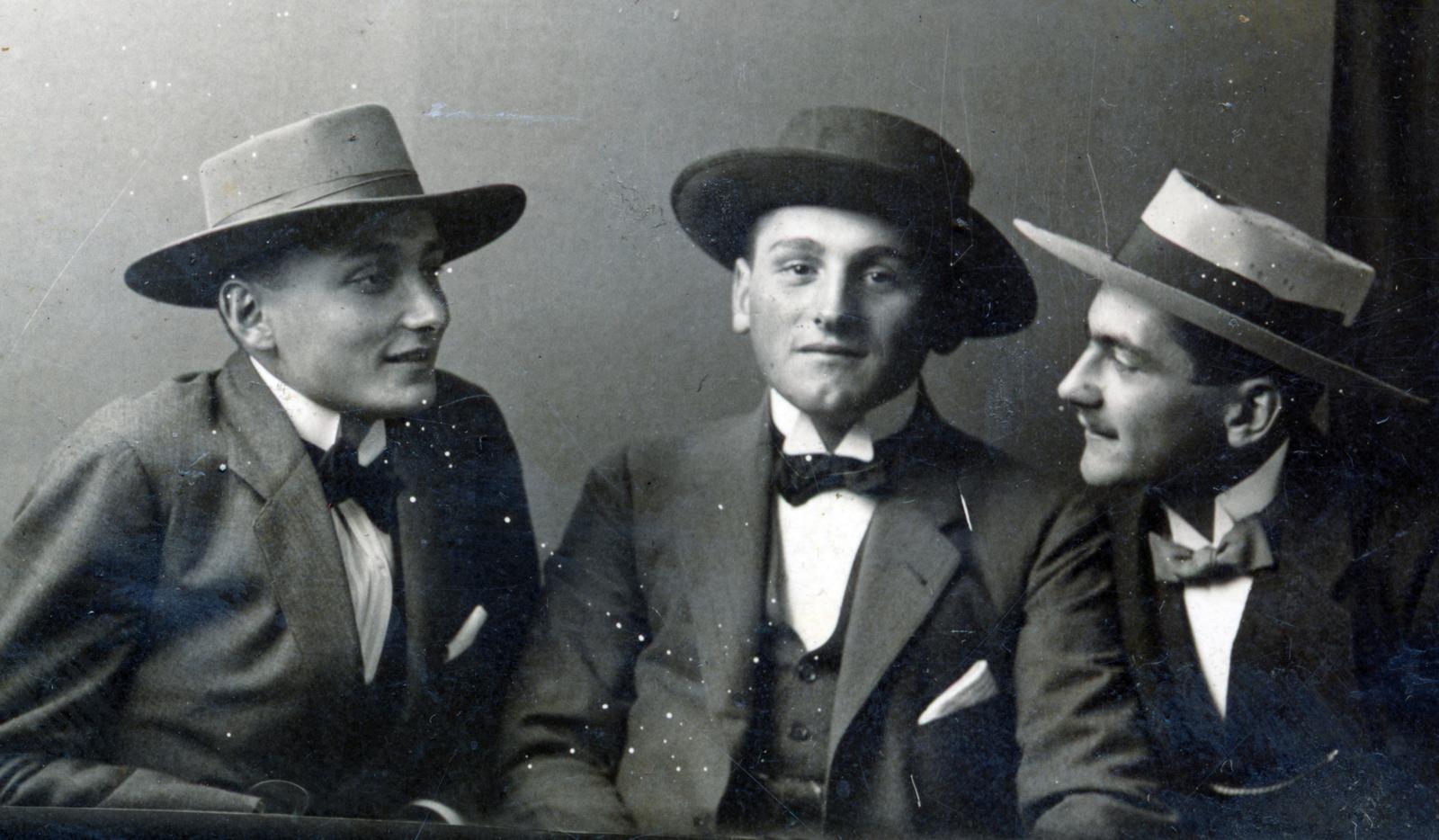 1918, Aczél Frigyes, Best of, three people, hat, boys, bow tie, tableau, suit, Fortepan #232724