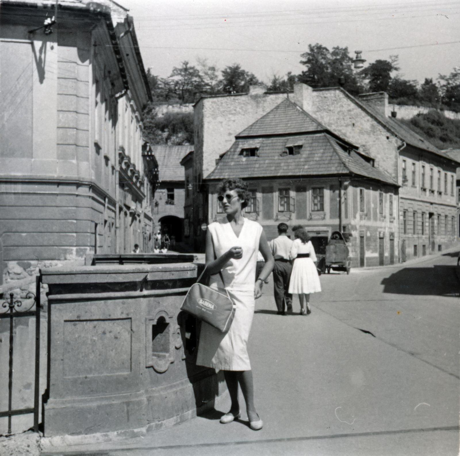 Magyarország, Eger, Dobó István tér, a felvétel az Eger-patak feletti hídnál készült, háttérben a Szenátor-ház látható., 1960, Aczél Frigyes, nyári ruha, képarány: négyzetes, Fortepan #232747