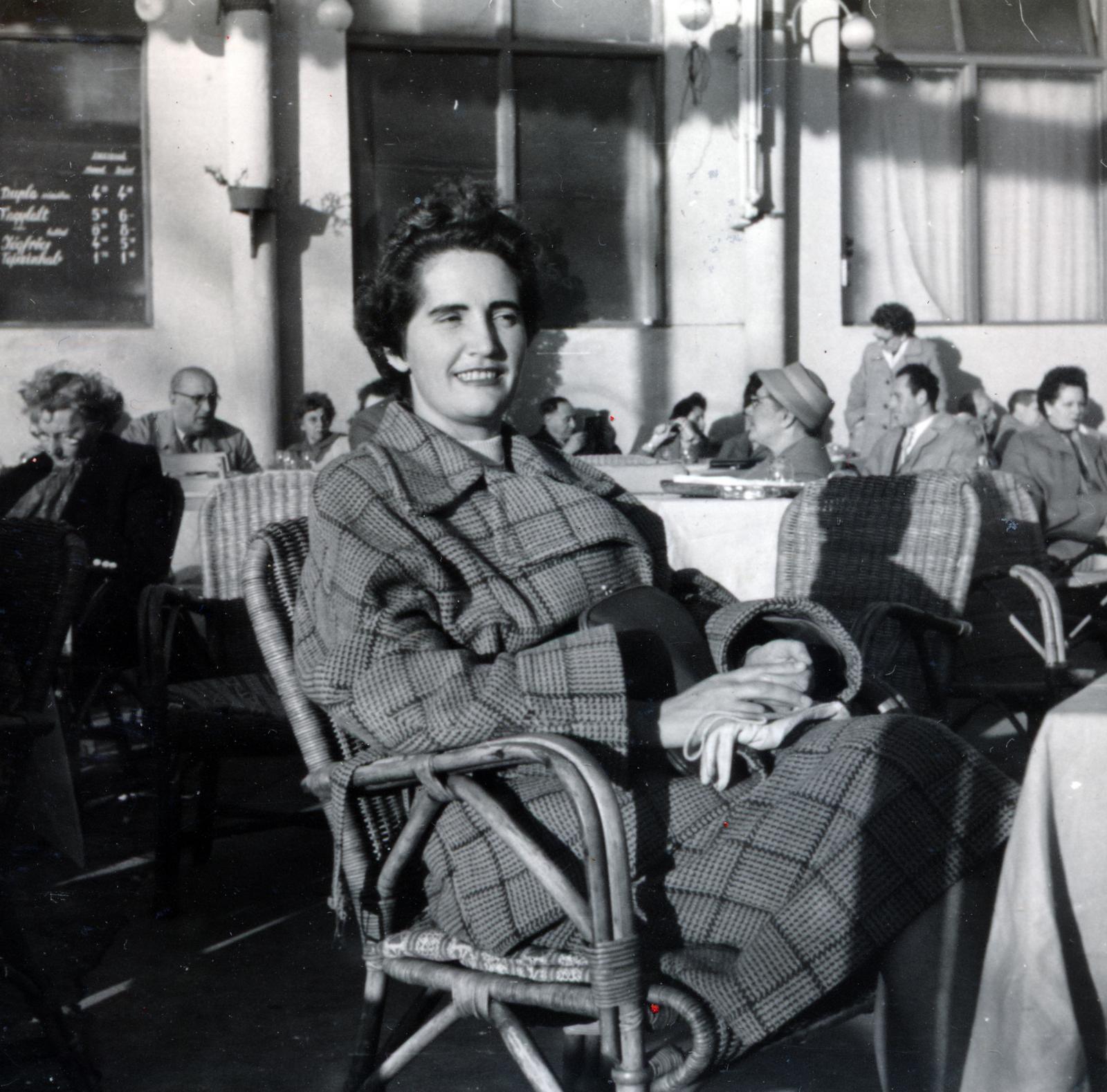 1954, Aczél Frigyes, price tag, terrace, coat, smile, Fortepan #232749