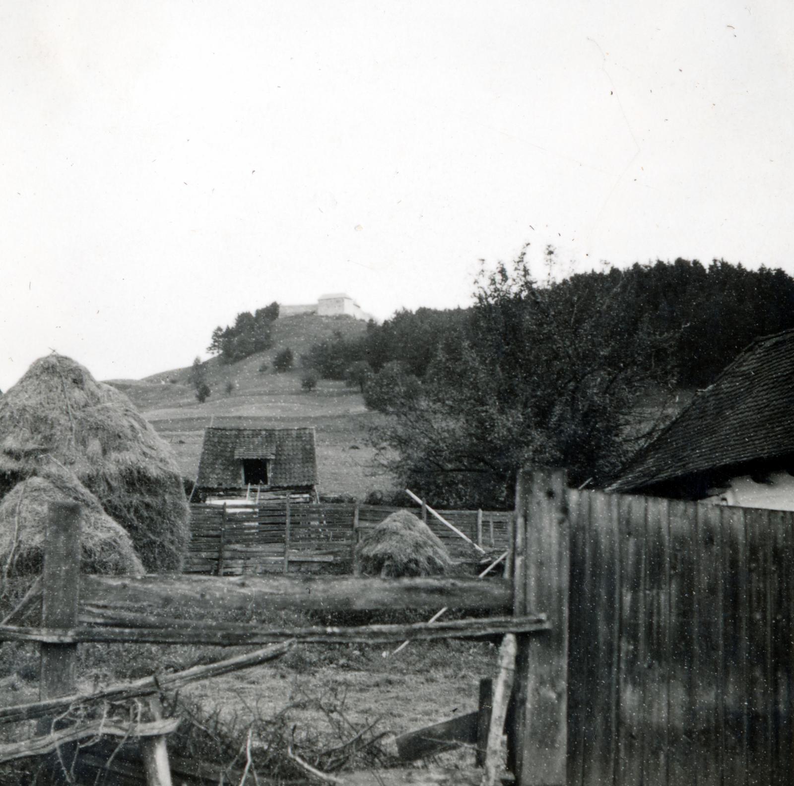 Romania,Transylvania, Jimbor, háttérben a várhegyen álló parasztvár., 1940, Tordai György, Fortepan #232807