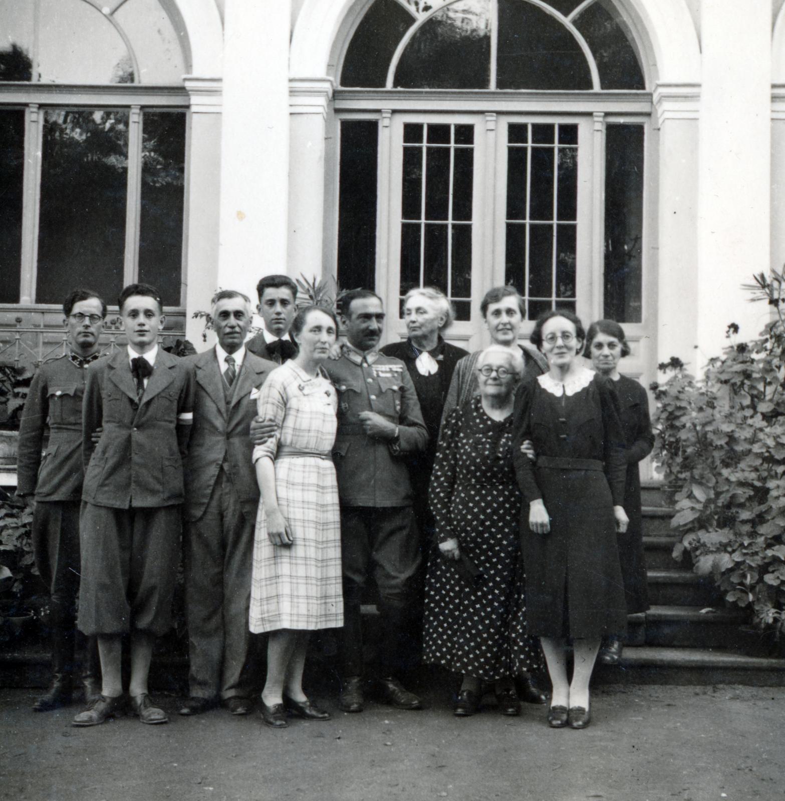 Romania,Transylvania, a felvétel a Temesváry-kastély előtt készült., 1940, Tordai György, Fortepan #232819