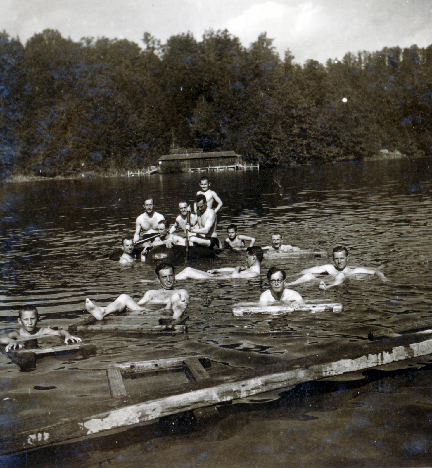 Romania,Transylvania, Sovata, Szovátafürdő, Medve-tó., 1940, Tordai György, bathing, Fortepan #232827