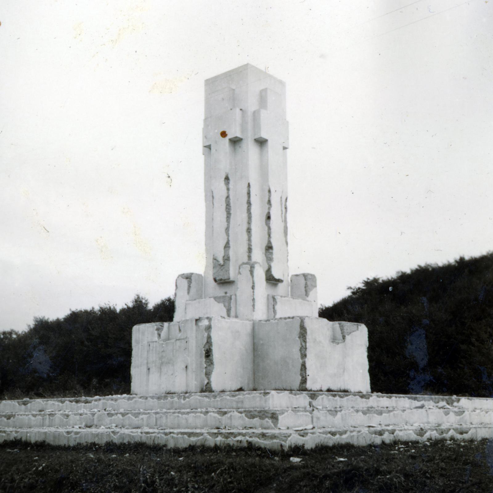 Románia,Erdély, Marosvásárhely, Constantin Romanu Vivu emlékoszlop., 1940, Tordai György, emlékmű, kereszt_jelkép, Fortepan #232857