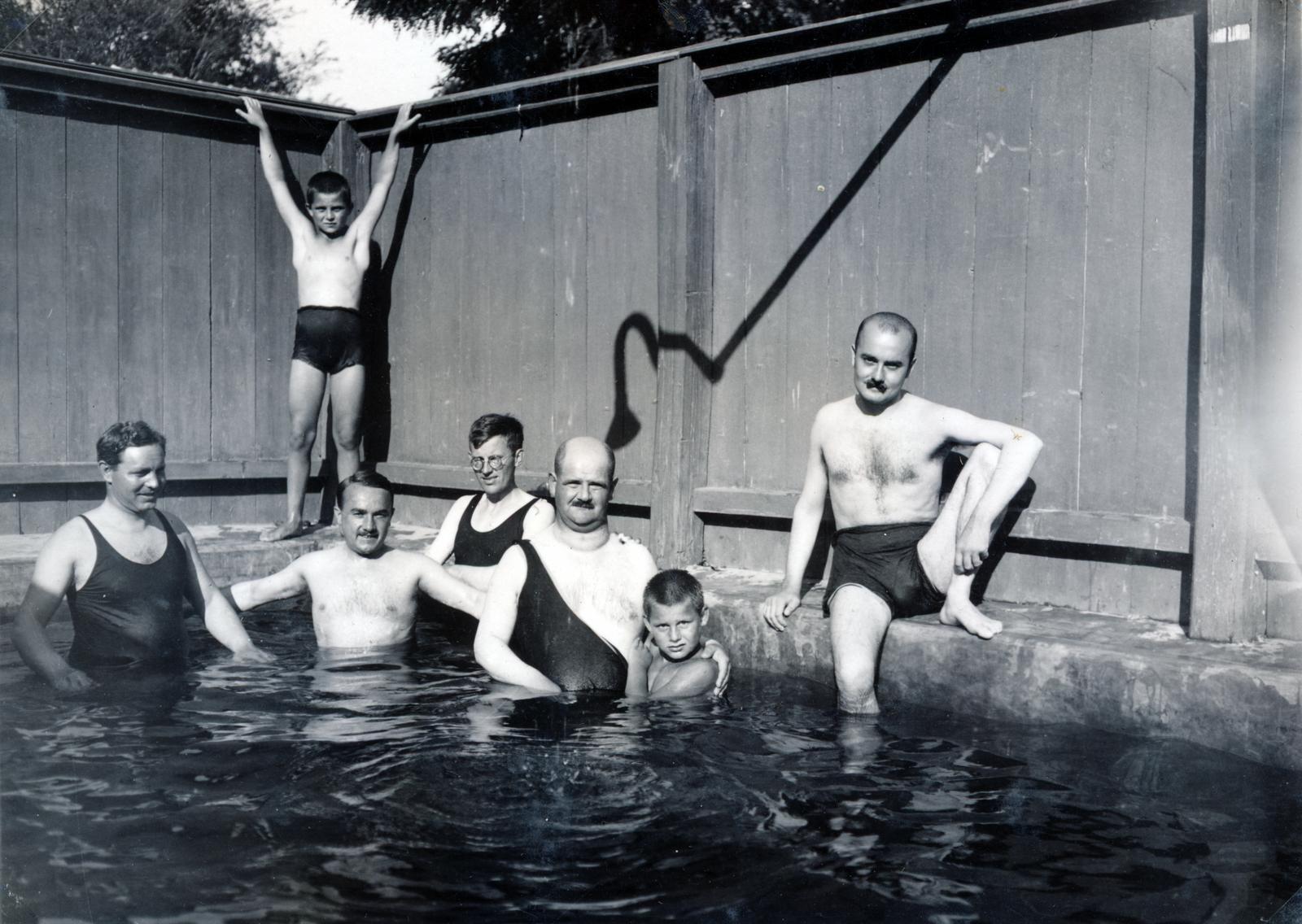 1940, Tordai György, half-naked, pool, bathing, Fortepan #232897