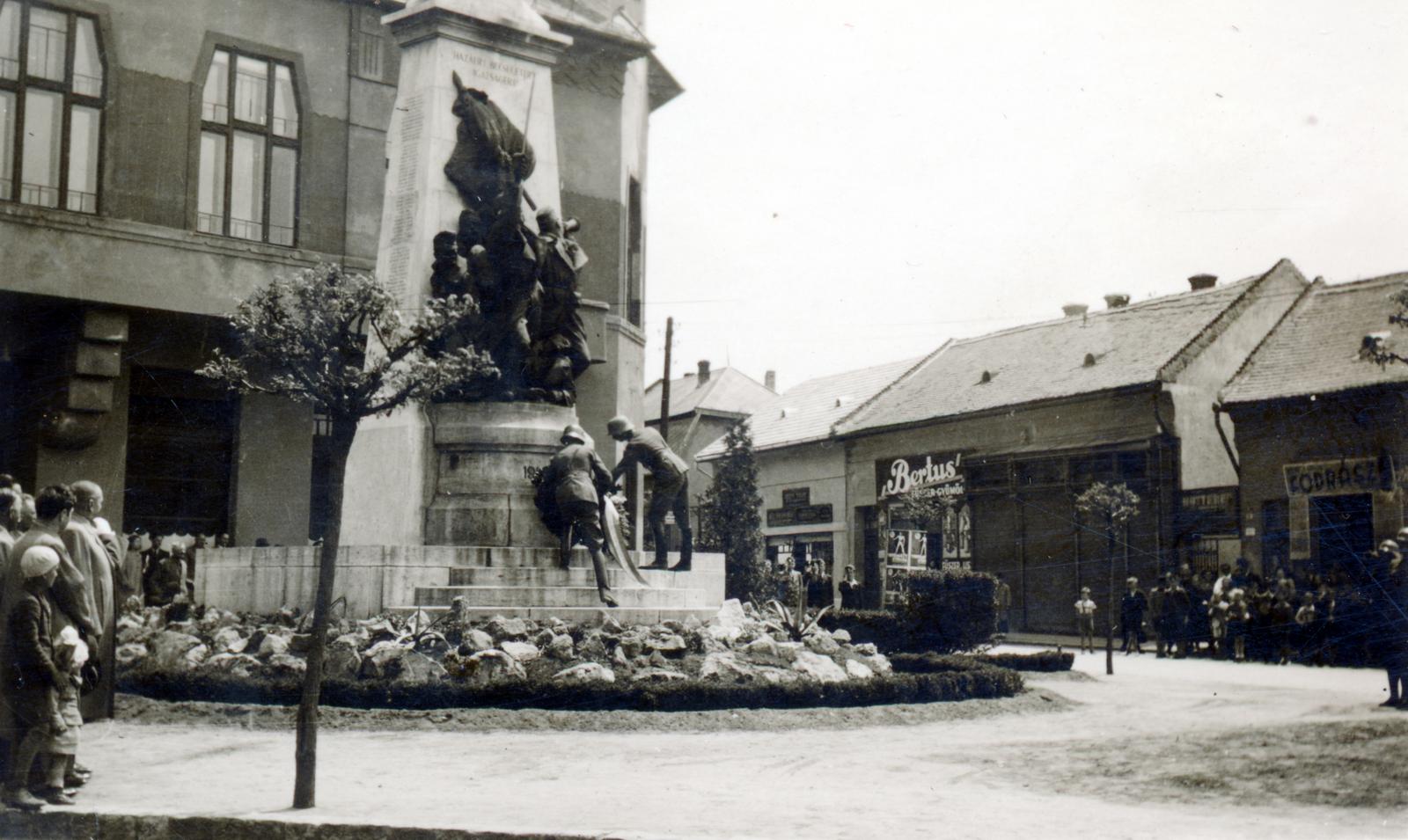 Hungary, Budapest XV., Hubay Jenő tér, a felvétel a Városháza előtt készült. Előtérben a Hősök szobra (Zsákodi Csiszér János, 1932.)., 1940, Tordai György, monument, wreathing, Budapest, Fortepan #232922