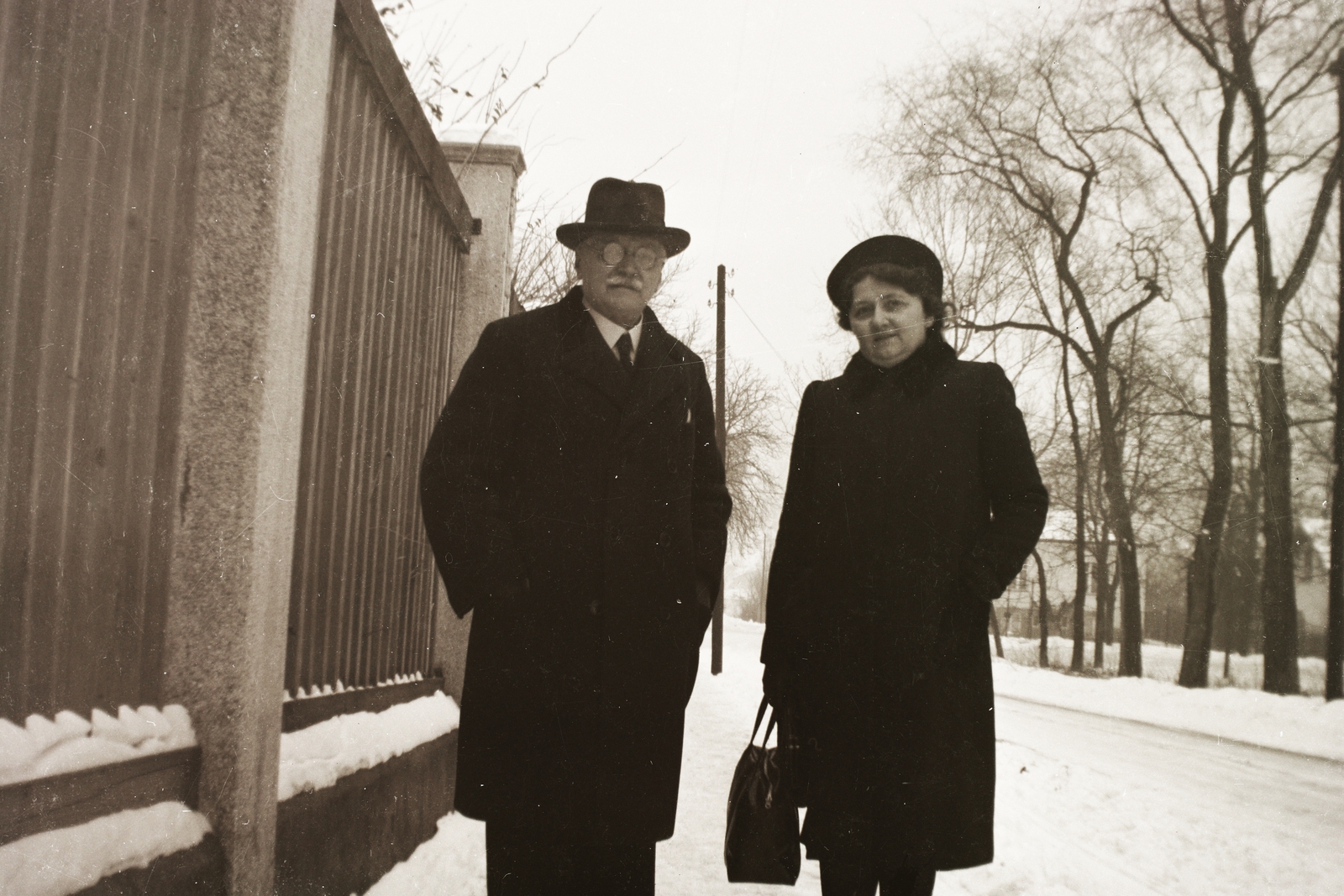 1940, Fortepan/Album002, portrait, hat, winter, glasses, man, fence, woman, double portrait, hands in pockets, Fortepan #23293