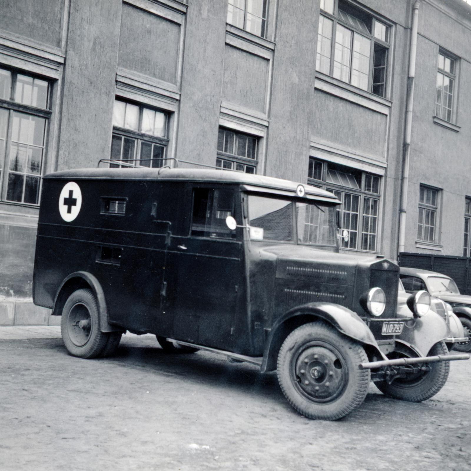 Magyarország, Budapest XV., Bocskai utca 70-72., mentőautó a a polgári fiúiskola (később Hubay Jenő Zeneiskola és Alapfokú Művészeti Iskola) udvarán., 1940, Tordai György, mentőautó, Budapest, Fortepan #232932