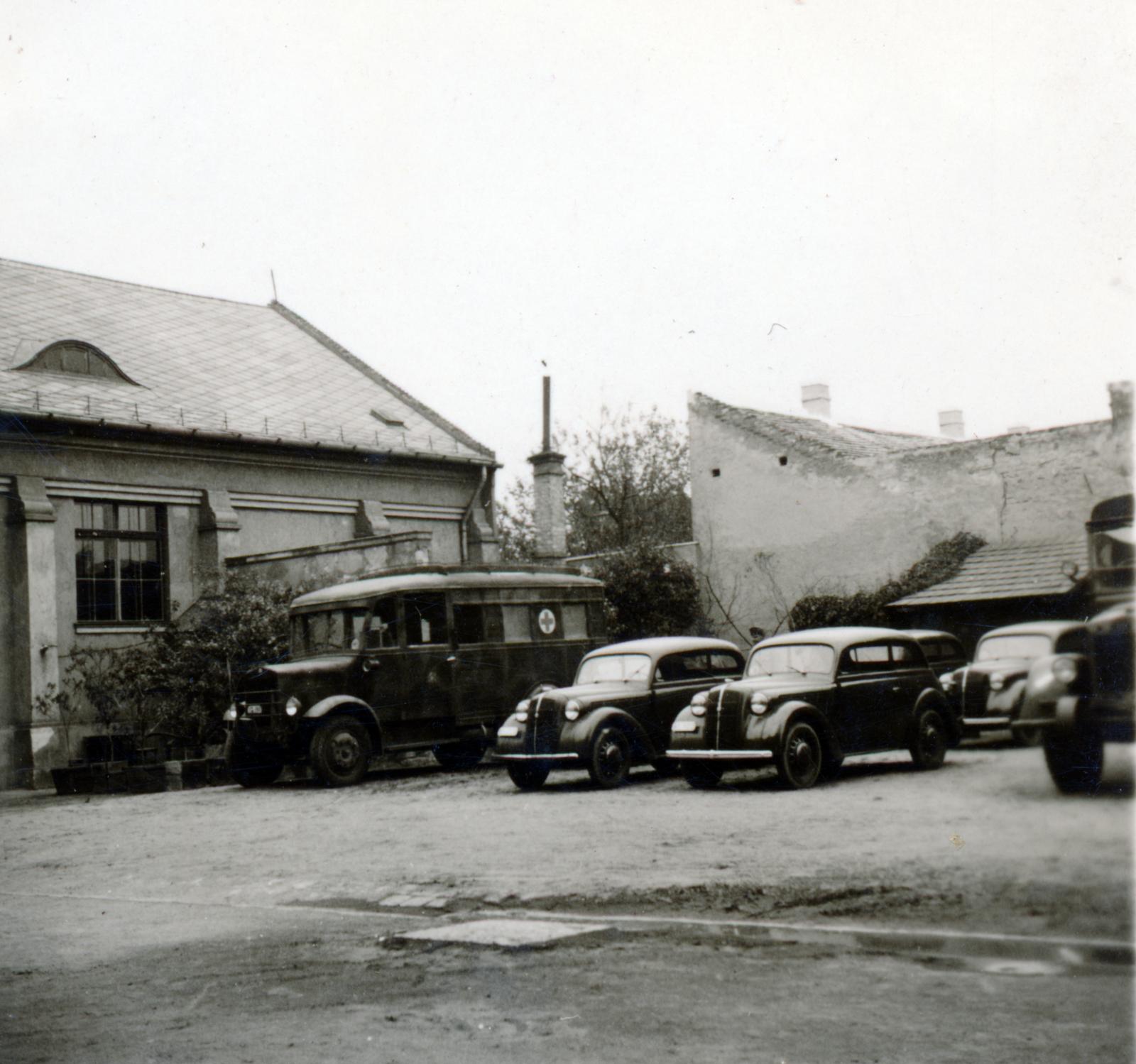 Hungary, Budapest XV., Bocskai utca 70-72., a Polgári Fiúiskola (később Hubay Jenő Zeneiskola és Alapfokú Művészeti Iskola) udvara., 1940, Tordai György, automobile, ambulance, Budapest, Fortepan #232939