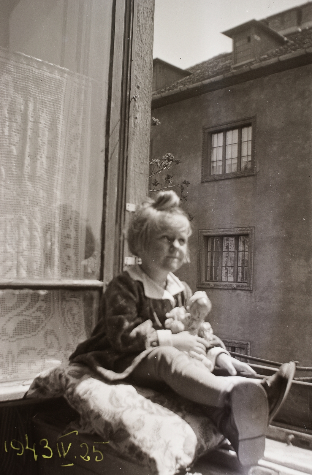 Magyarország, Budapest VIII., a Szörény utca 5. hátsó frontjának egyik lakása. Szemben a Stróbl Alajos utca 22. hátsó frontja., 1943, Fortepan/Album002, portré, baba, kislány, ablak, gyerek, Budapest, ablakpárkányon ülni, Fortepan #23294