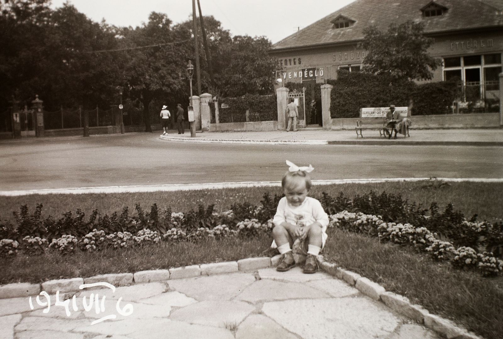 Magyarország, Budapest II., Pasaréti tér., 1941, Fortepan/Album002, reklám, vendéglátás, cégtábla, park, utcakép, életkép, kislány, lámpaoszlop, masni, Budapest, Fortepan #23295