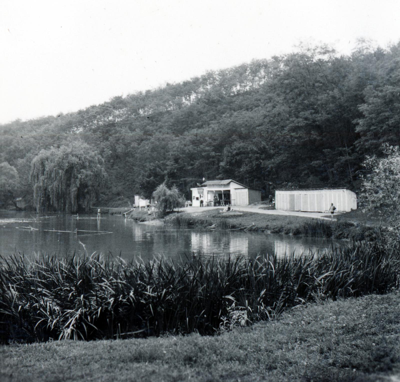 Magyarország, Bánk, strandfürdő, vendéglő és kabinsor a Bánki-tó partján., 1940, Tordai György, Fortepan #232954