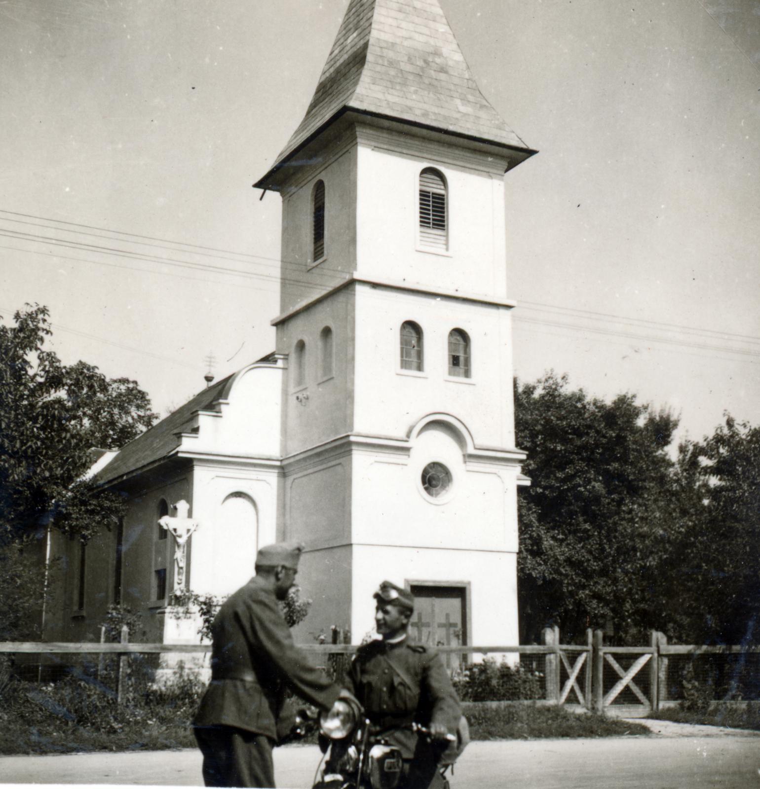 Ukrajna,Kárpátalja, Bene, Jézus Szíve-templom. A felvétel a magyar csapatok bevonulása idején készült., 1940, Tordai György, Fortepan #233025