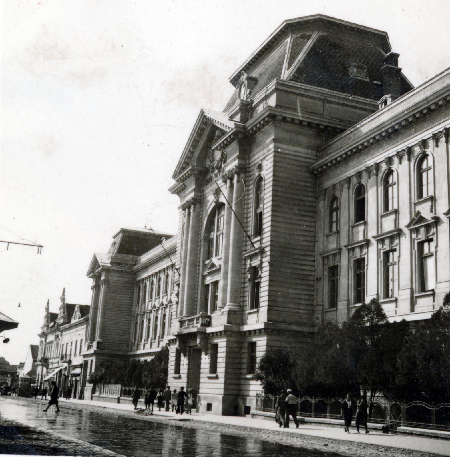 Ukrajna,Kárpátalja, Beregszász, Kossuth tér, jobbra a Törvényszék (később II. Rákóczi Ferenc Kárpátaljai Magyar Főiskola)., 1940, Tordai György, Fortepan #233028