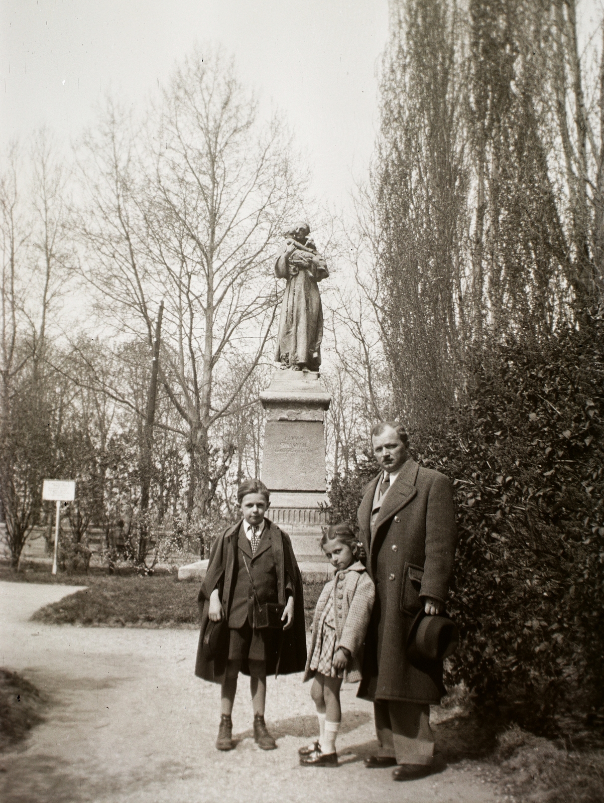 Magyarország, Esztergom, Pór Antal tér, Padovai Szent Antal szobra., 1943, Fortepan/Album002, szobor, Páduai Szent Antal-ábrázolás, Fortepan #23303