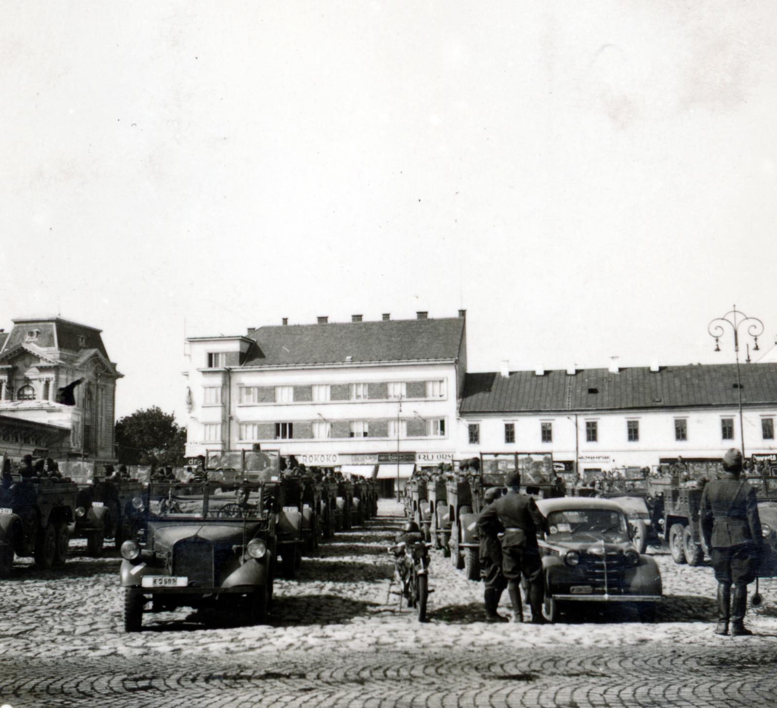 Ukrajna,Kárpátalja, Beregszász, Hősök tere (Piac tér), háttérben balra a Kossuth téren álló Törvényszék (később II. Rákóczi Ferenc Kárpátaljai Magyar Főiskola) épületének részlete látható. A felvétel a magyar csapatok bevonulása idején készült., 1940, Tordai György, Fortepan #233030