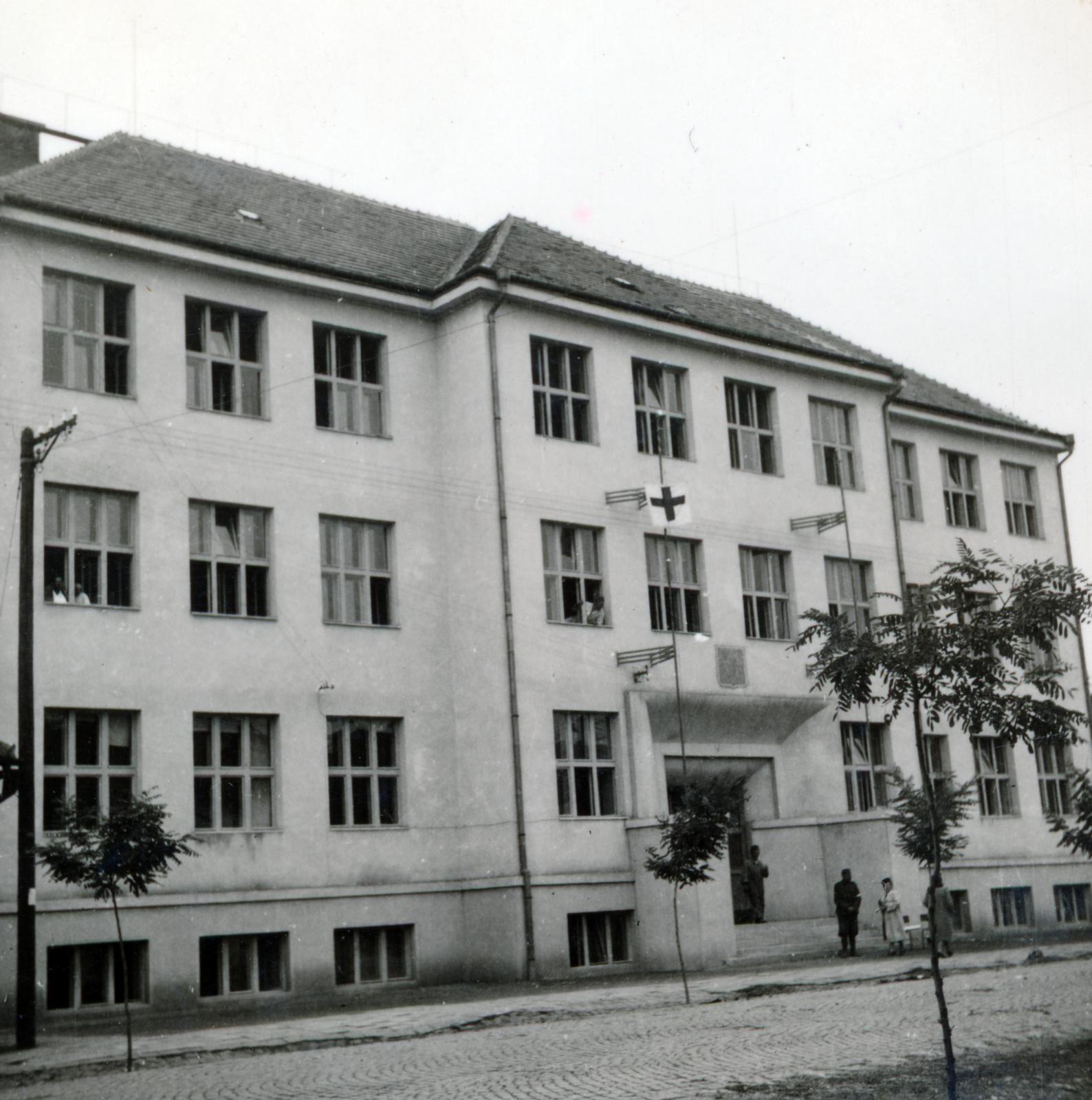 Ukraine,Zakarpattia Oblast, Berehove, Munkács utca 39-es szám alatti iskolaépület., 1940, Tordai György, Fortepan #233038