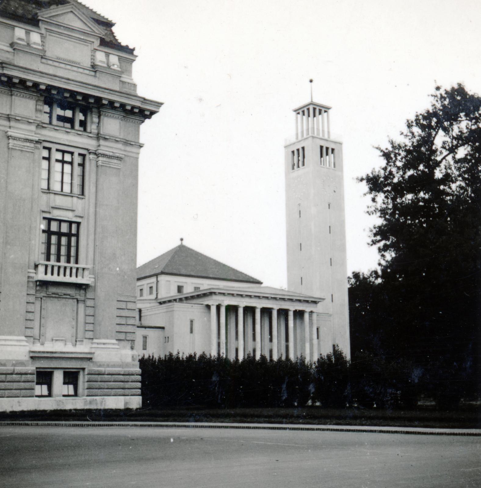 Hungary, Debrecen, a felvétel az egyetem központi épülete előtt készült, jobbra az egyetemi templom., 1940, Tordai György, modern architecture, Fortepan #233052