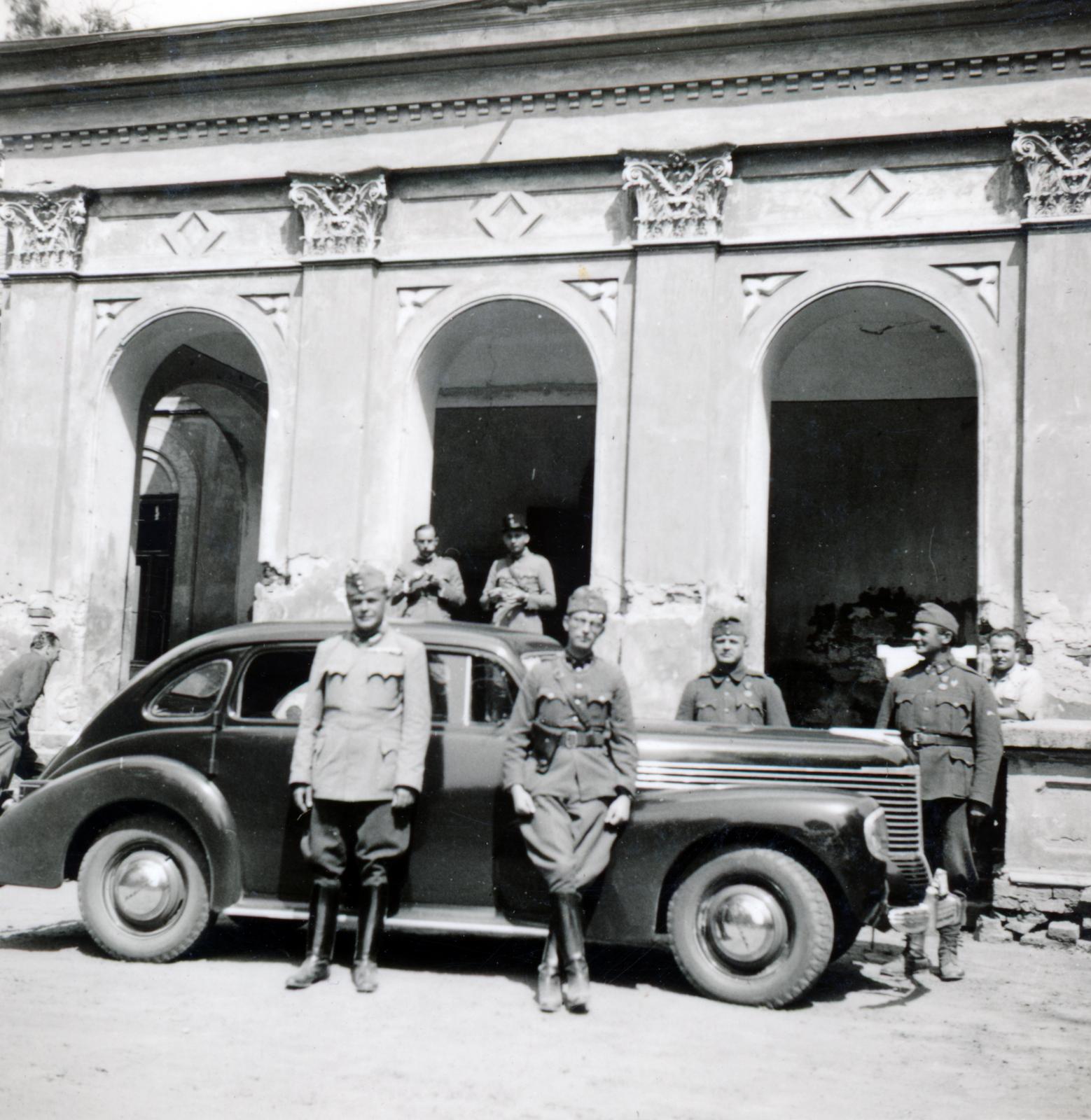 Hungary, a felvétel a Botka-kastély előtt készült., 1940, Tordai György, Fortepan #233056