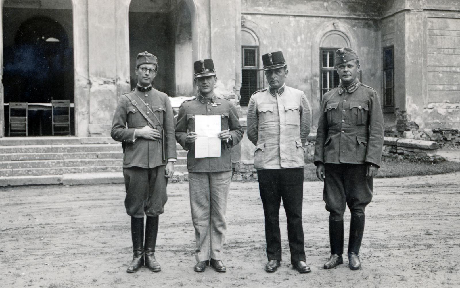 Hungary, a felvétel a Botka-kastély előtt készült., 1940, Tordai György, Fortepan #233063