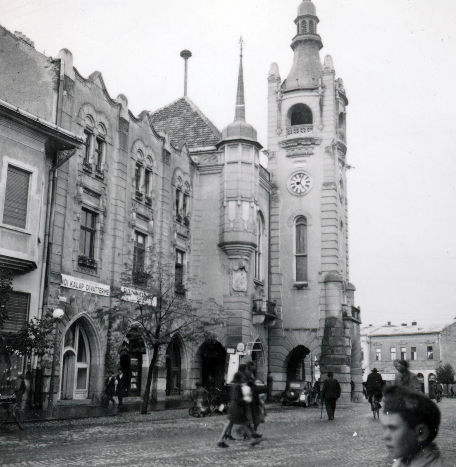 Ukrajna,Kárpátalja, Munkács, Duhnovics (ekkor Horthy Miklós) tér, Városháza., 1940, Tordai György, Fortepan #233087