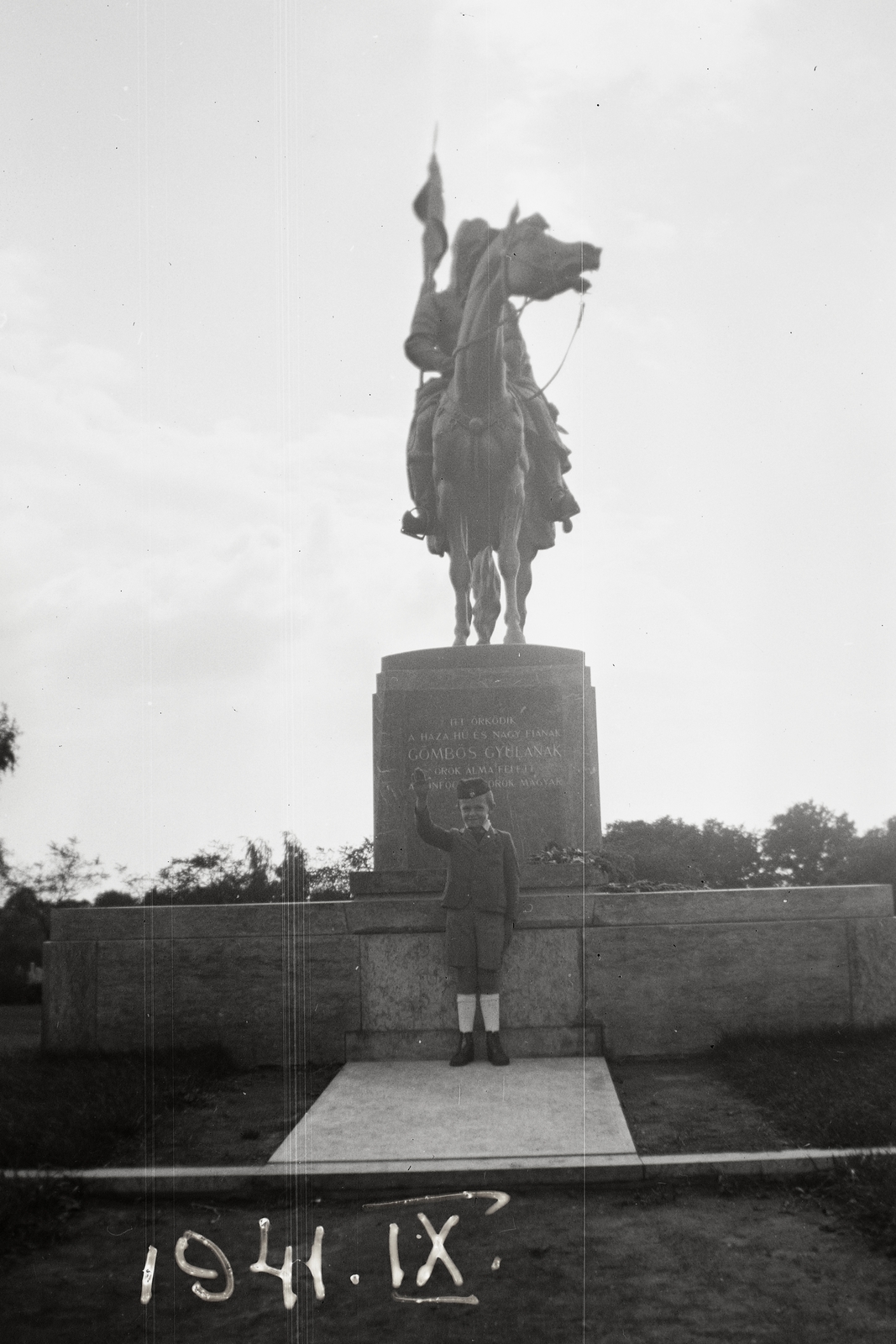 Magyarország, Budapest VIII., Fiumei úti Nemzeti Sírkert (Kerepesi temető), Gömbös Gyula síremléke (Örkény vitéz)., 1941, Fortepan/Album002, szobor, kisfiú, síremlék, póz, Budapest, Fortepan #23310