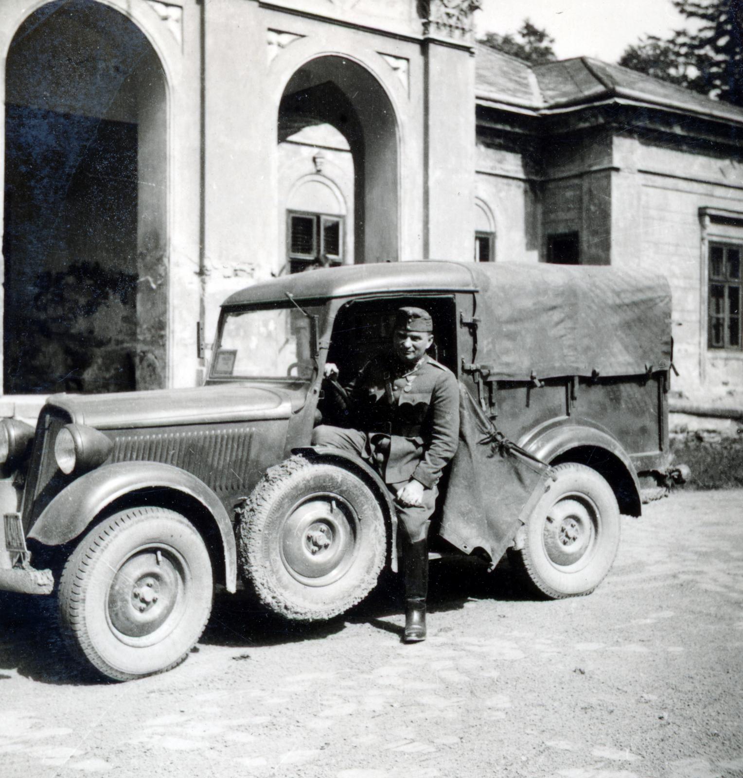 Magyarország, Nábrád, a felvétel a Botka-kastély előtt készült., 1940, Tordai György, Polski Fiat 508, Fortepan #233107