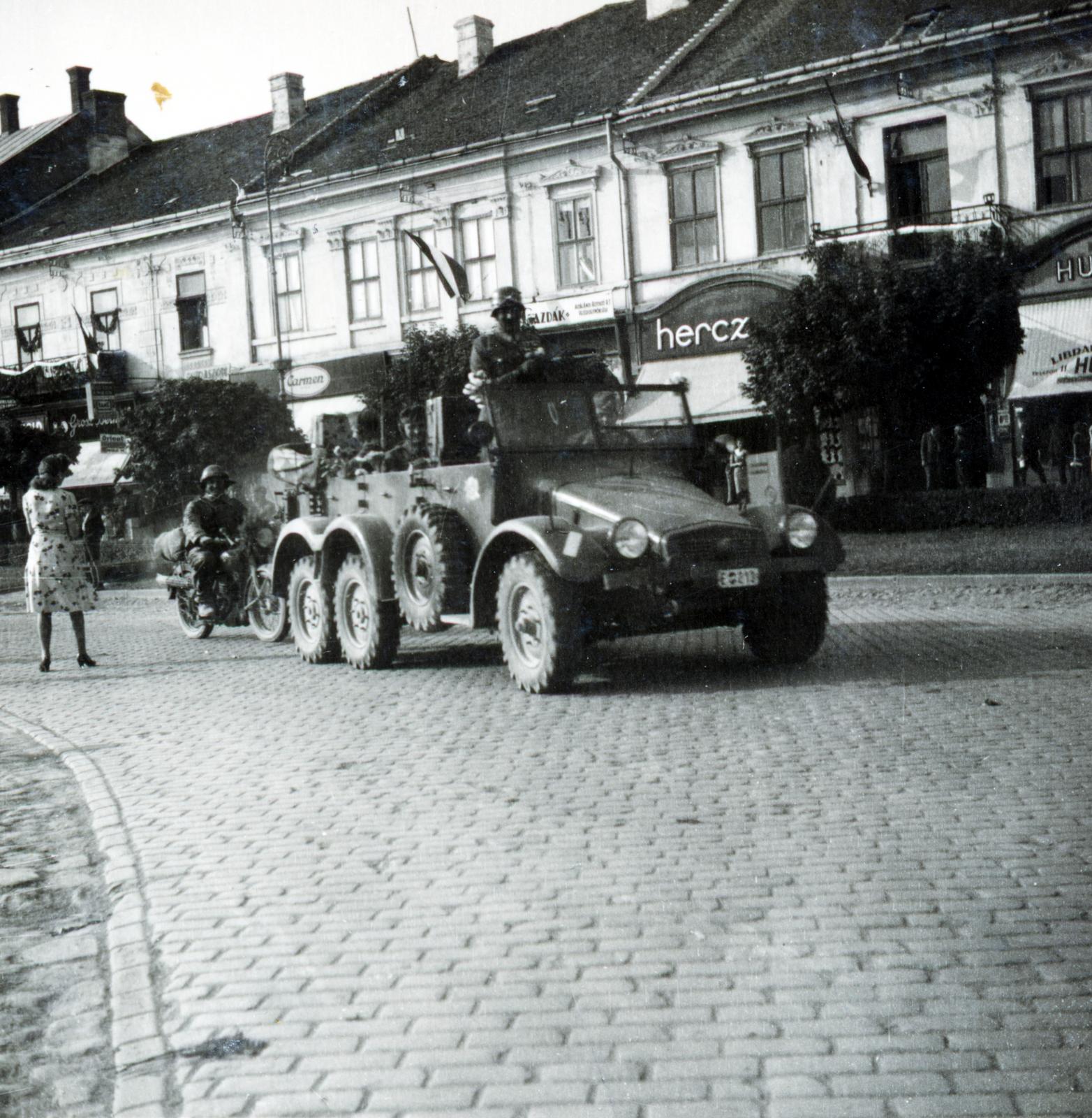 Románia,Erdély, Szatmárnémeti, Deák tér (Piata Libertatii) a Pannónia (később Dacia) hotel közelében. A felvétel a magyar csapatok bevonulása idején, 1940. szeptember 5-én készült., 1940, Tordai György, Krupp Protze, Fortepan #233121