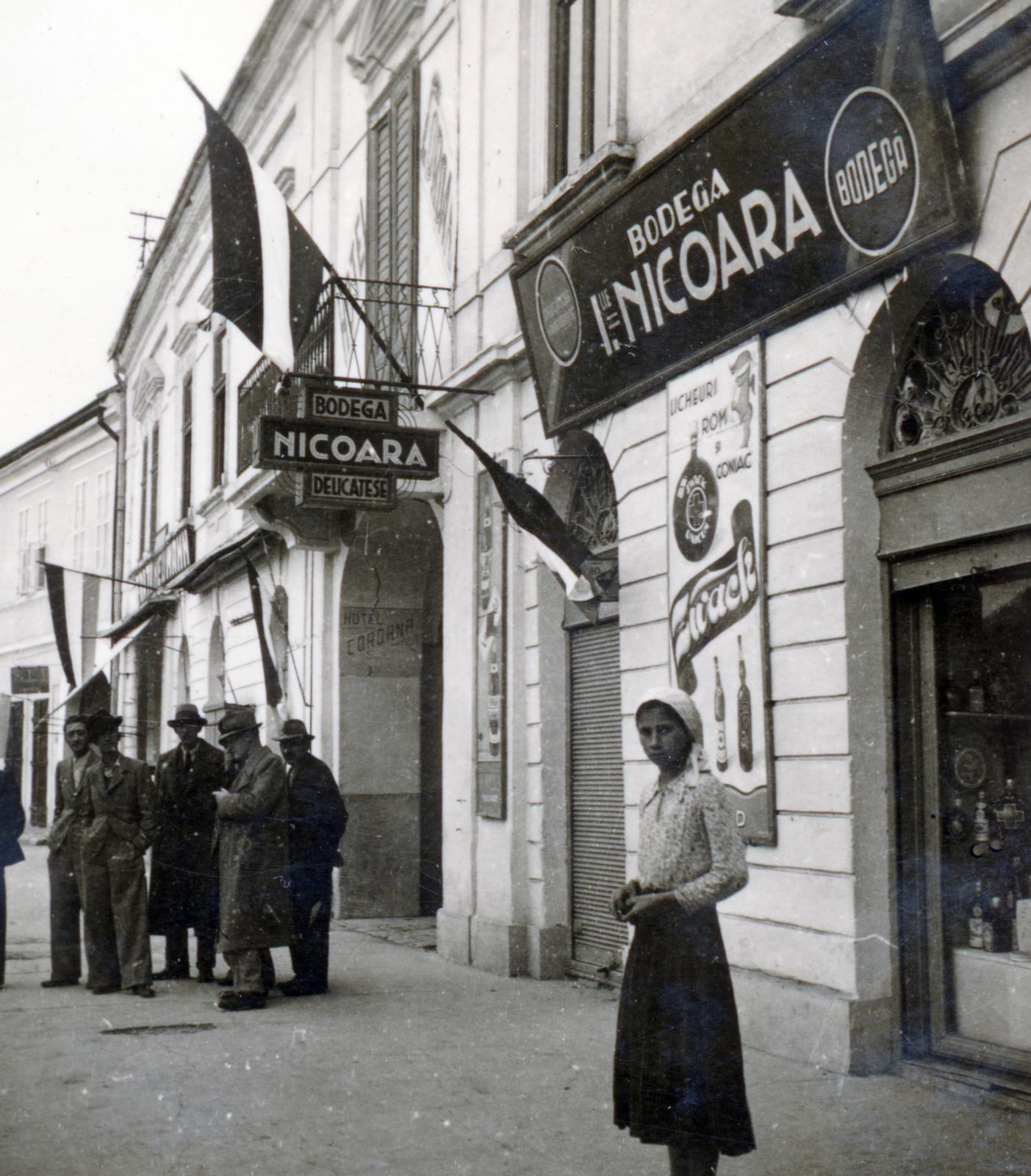 Romania,Transylvania, Seini, Piața Unirii, a felvétel a Korona szálló előtt a magyar csapatok bevonulása idején készült., 1940, Tordai György, Fortepan #233126