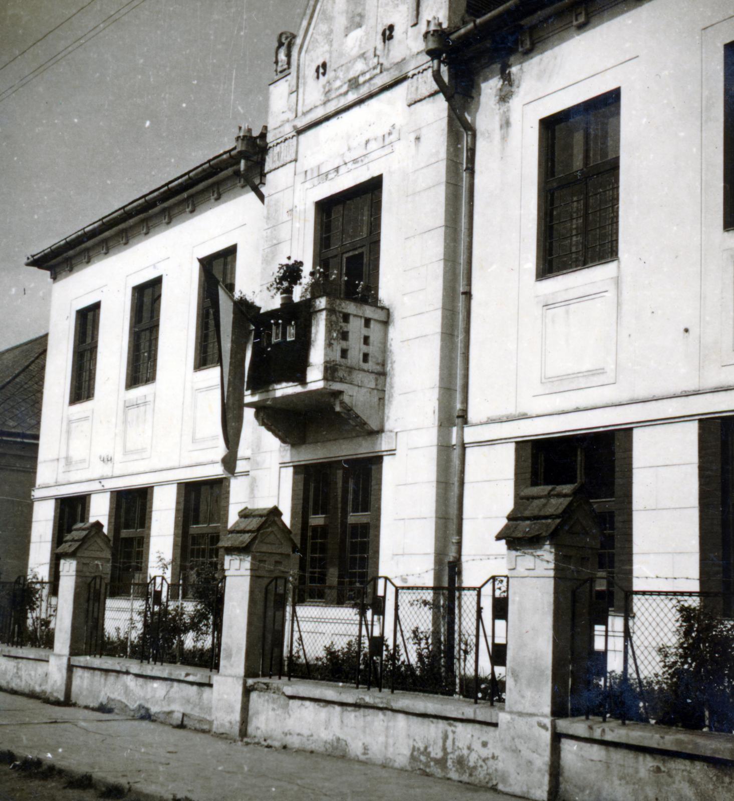 Romania,Transylvania, Seini, Magy. kir. I. sz. áll. elemi népiskola. A felvétel a magyar csapatok bevonulása idején készült., 1940, Tordai György, Fortepan #233128