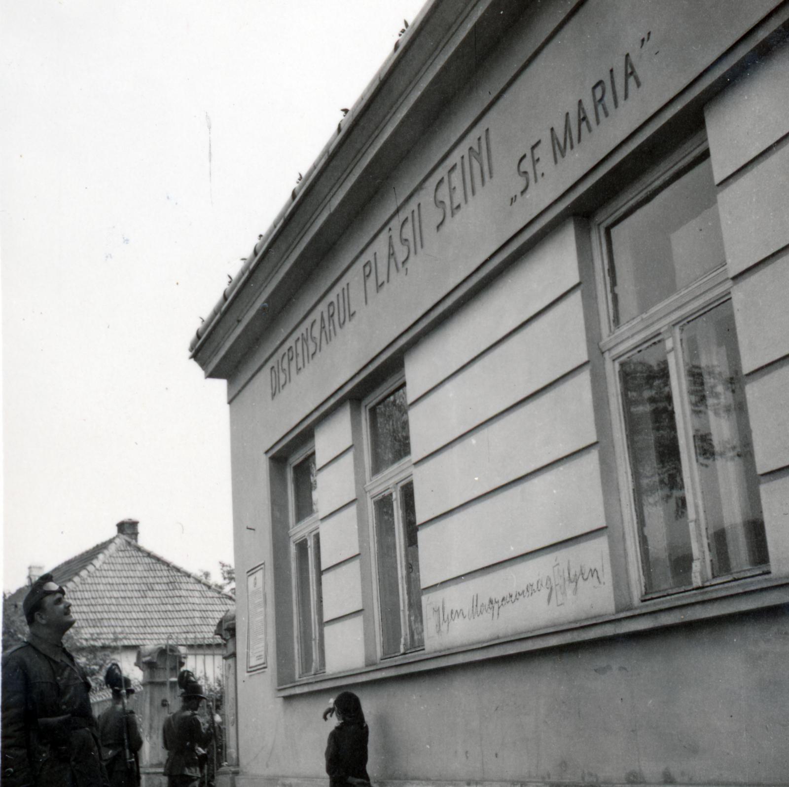 Romania,Transylvania, Seini, a felvétel a Gyermekgondozó intézet előtt a magyar csapatok bevonulása idején készült., 1940, Tordai György, Fortepan #233129