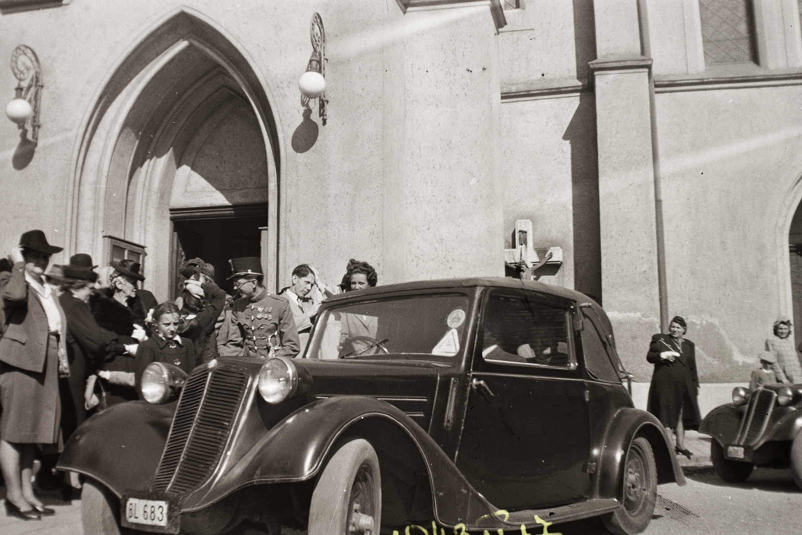 Magyarország, Budapest IV., Szent István tér. A felvétel az Egek Királynéja templom előtt készült. Tatra 57A személygépkocsi., 1943, Fortepan/Album002, templom, Tatra-márka, cseh gyártmány, csoportosulás, automobil, Tatra 57A, Budapest, Fortepan #23313
