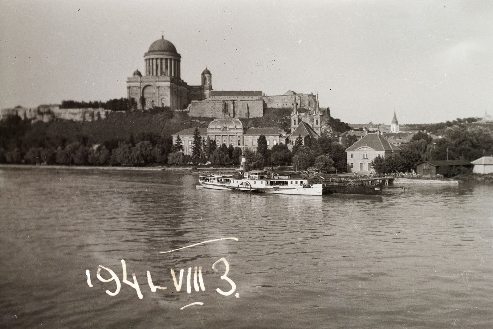 Magyarország, Esztergom, látkép Párkány felől. Előtérben a Prímási Palota és a Loyolai Szent Ignác templom, háttérben a Bazilika. A kikötőben a Tahi gőzhajó., 1941, Fortepan/Album002, hajó, templom, látkép, gőzhajó, lapátkerekes hajó, Tahi/MÁV III-hajó, Fortepan #23314