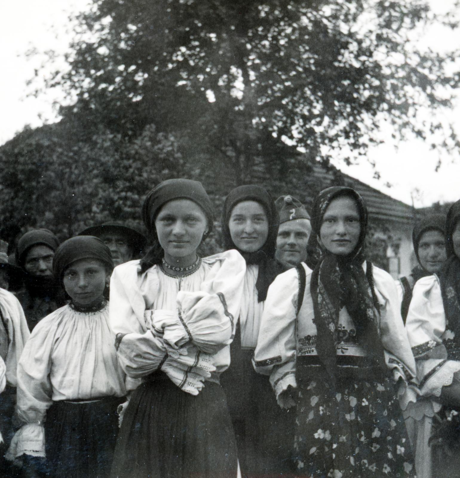 1940, Tordai György, folk costume, arms crossed over the chest, women, Fortepan #233147