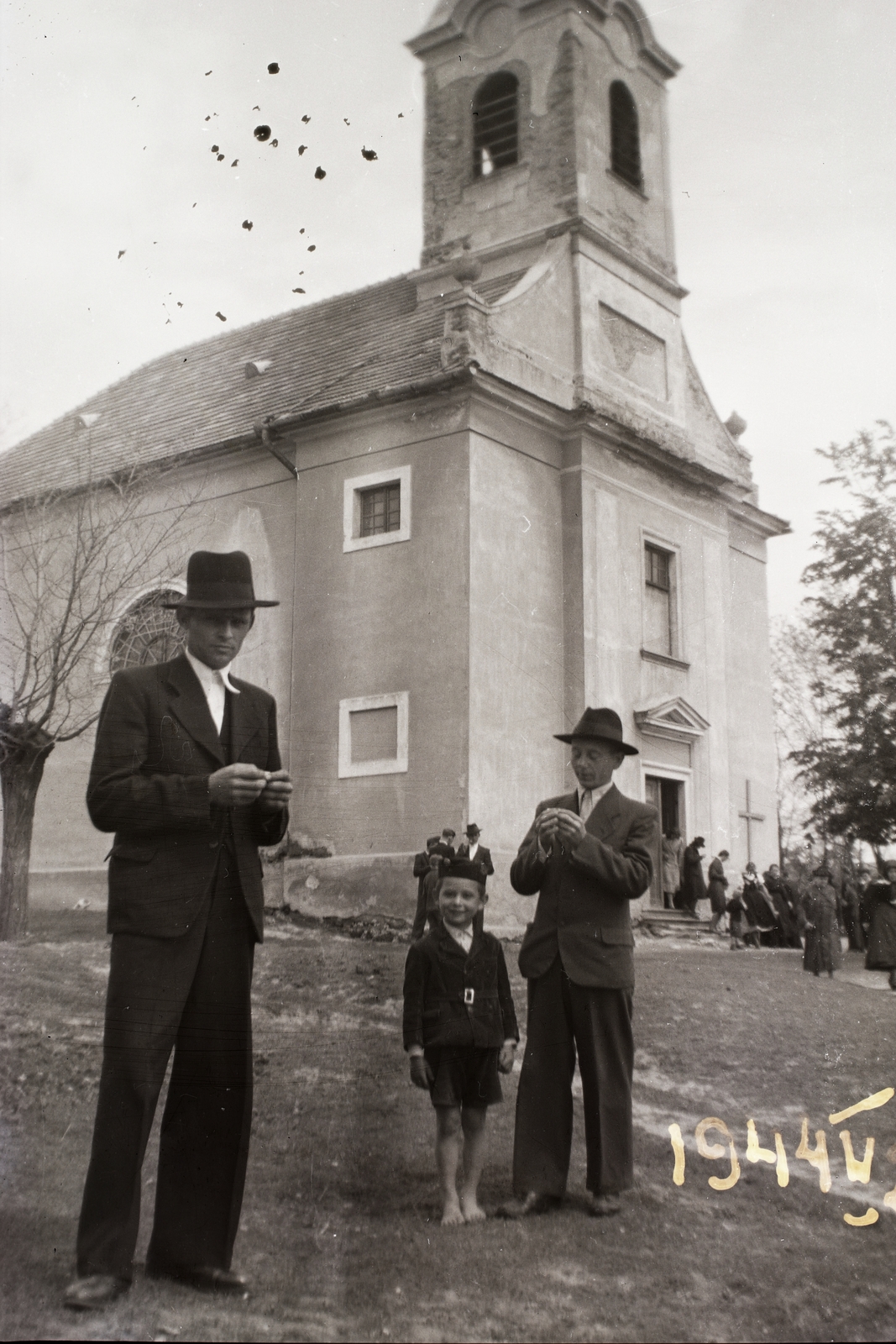 Magyarország, Dág, Alexandriai Szent Katalin-templom., 1944, Fortepan/Album002, vallás, kalap, templom, életkép, Fortepan #23315