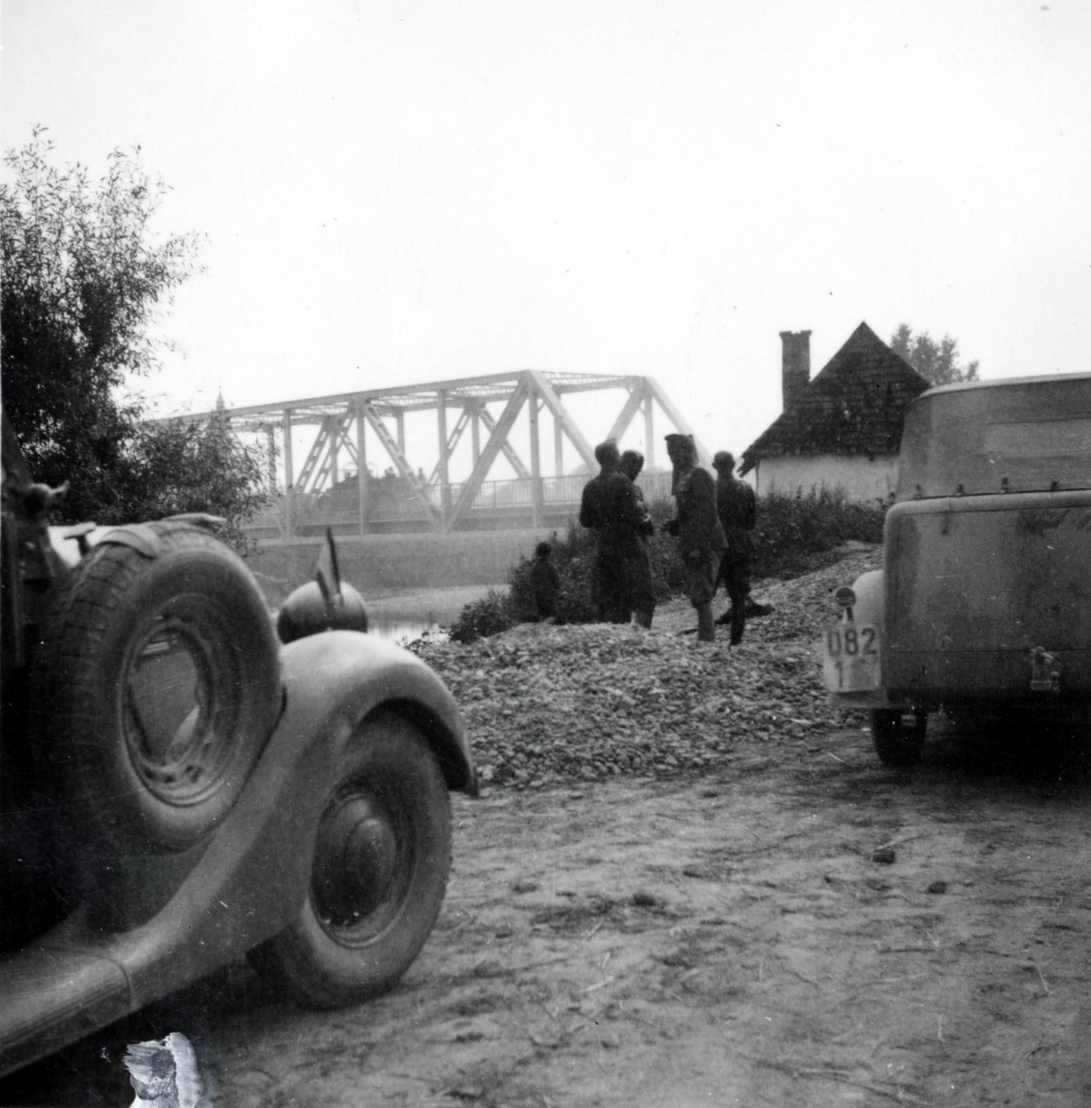 Romania,Transylvania, a felvétel a magyar csapatok bevonulása idején készült. Háttérben a Sălătruc folyó feletti híd látható., 1940, Tordai György, Fortepan #233152