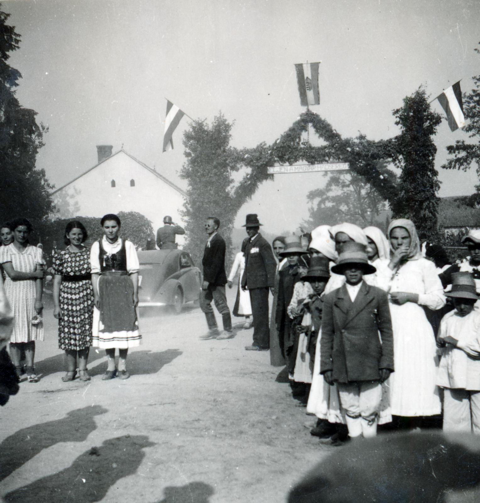 1940, Tordai György, ornamental gates, folk costume, flag, shadow, Fortepan #233161